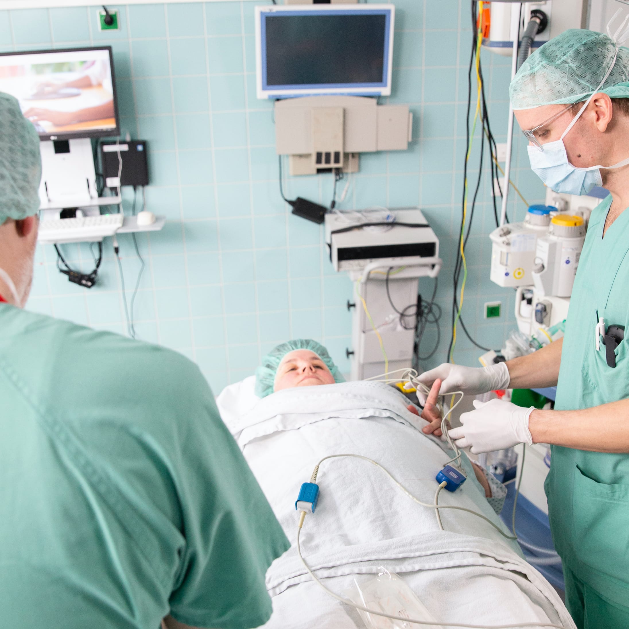 hochzwei_malteser_teaser_06.jpg Zwei Pfleger im OP