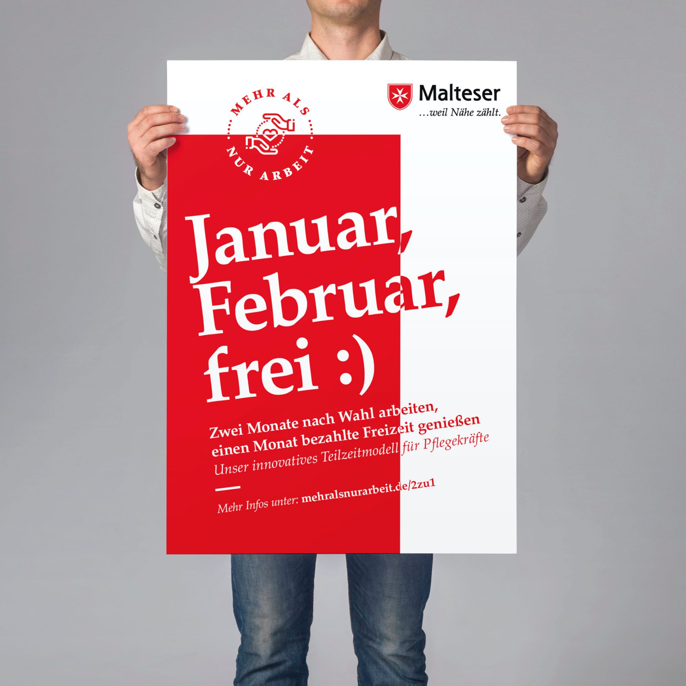hochzwei_malteser_teaser_07.jpg Person hält ein Werbeplakat der Malteser