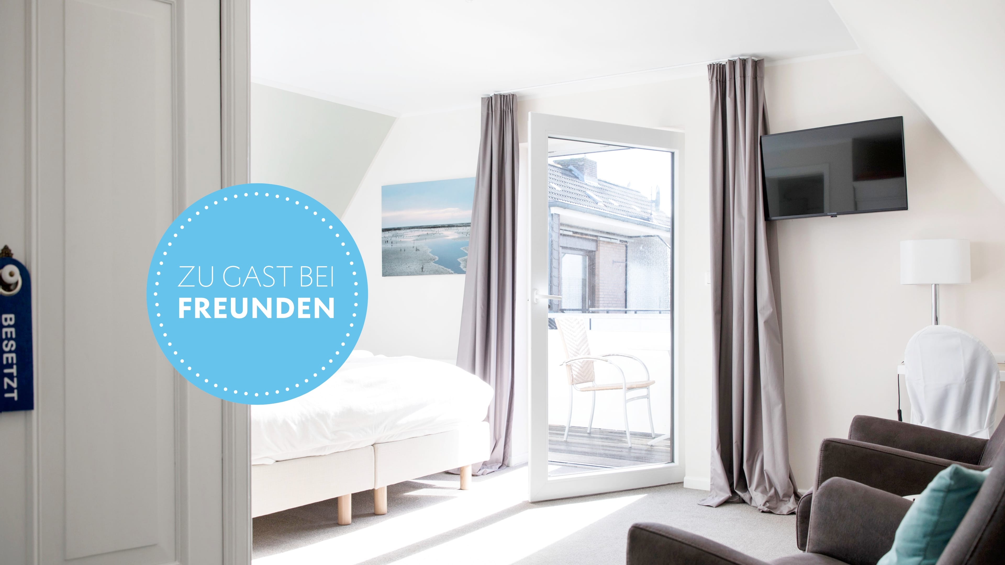 hochzwei_jess_slider_02.jpg Blick in ein Hotelzimmer mit Tür zu einem Balkon