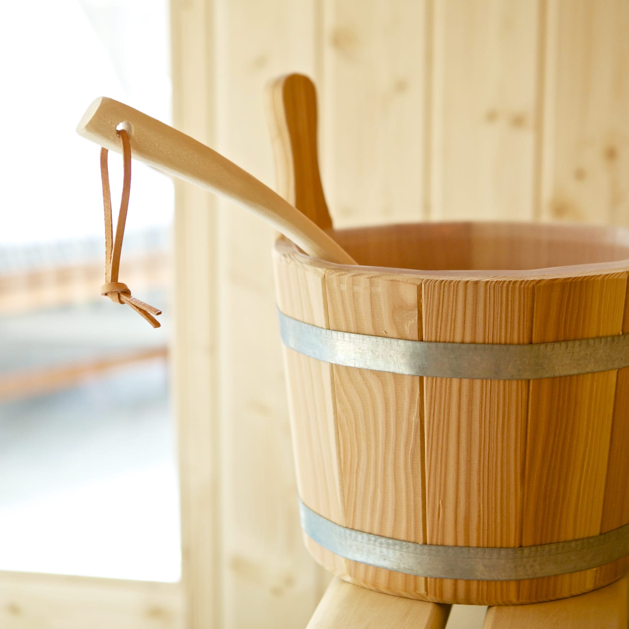 hochzwei_jess_teaser_08.jpg Ein Holztopf mit einer Kelle steht in einer Saune