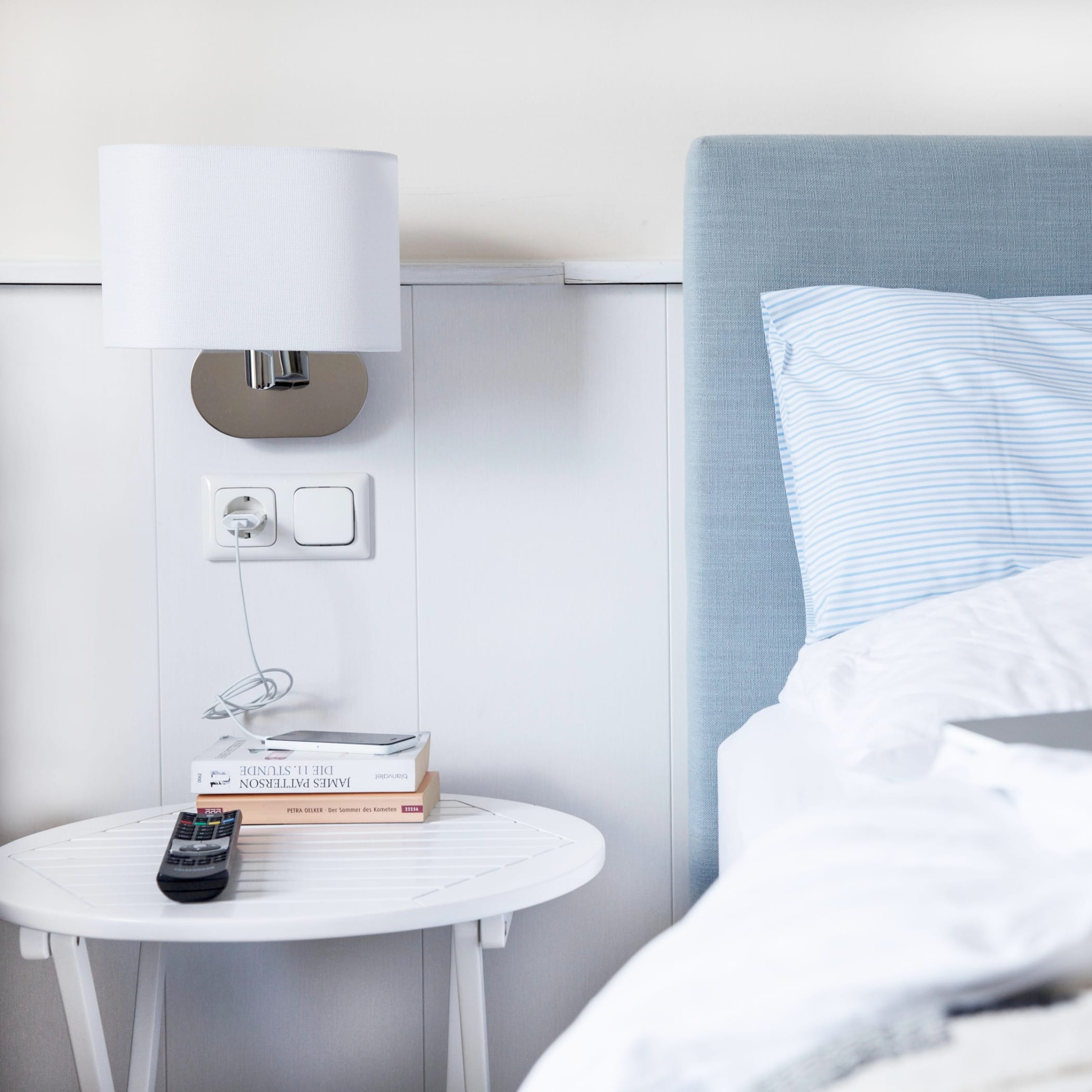 hochzwei_jess_teaser_09.jpg Ein weißer Nachttisch mit einem Buch drauf