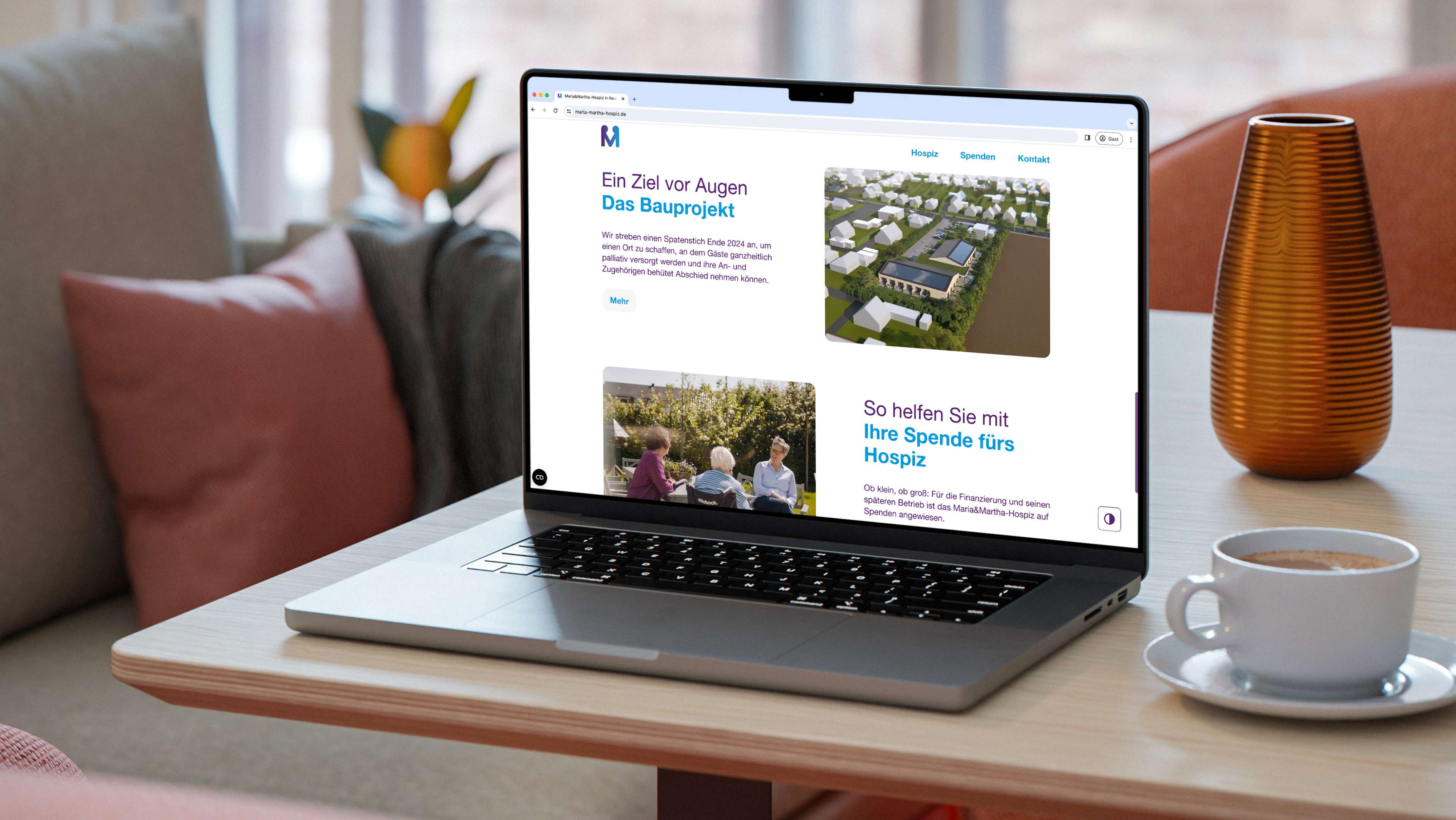Laptop mit der Maria&Martha Website auf einem Wohnzimmertisch