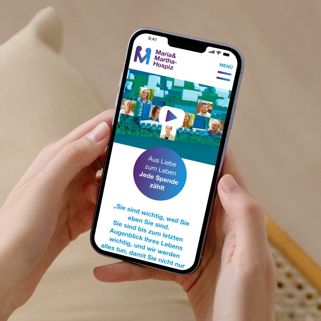 Ein Smartphone mit der Maria&Martha Website