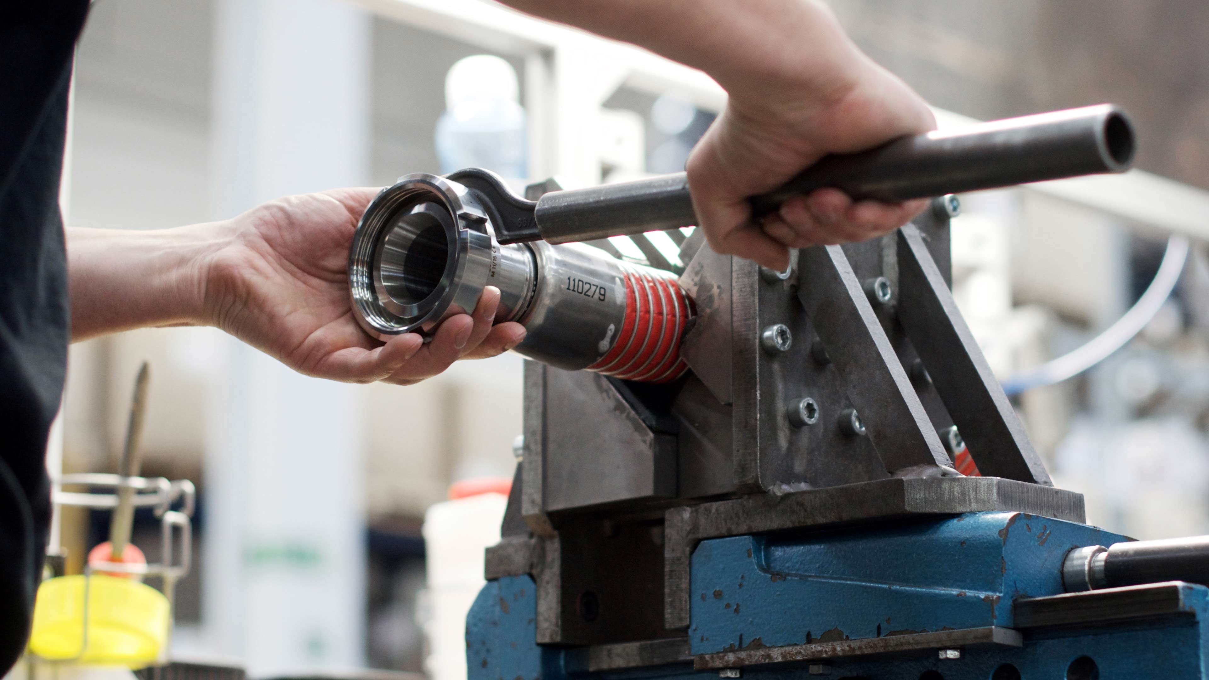 hochzwei_markert_slider_02.jpg Markert Mitarbeiter arbeitet an einem Maschine