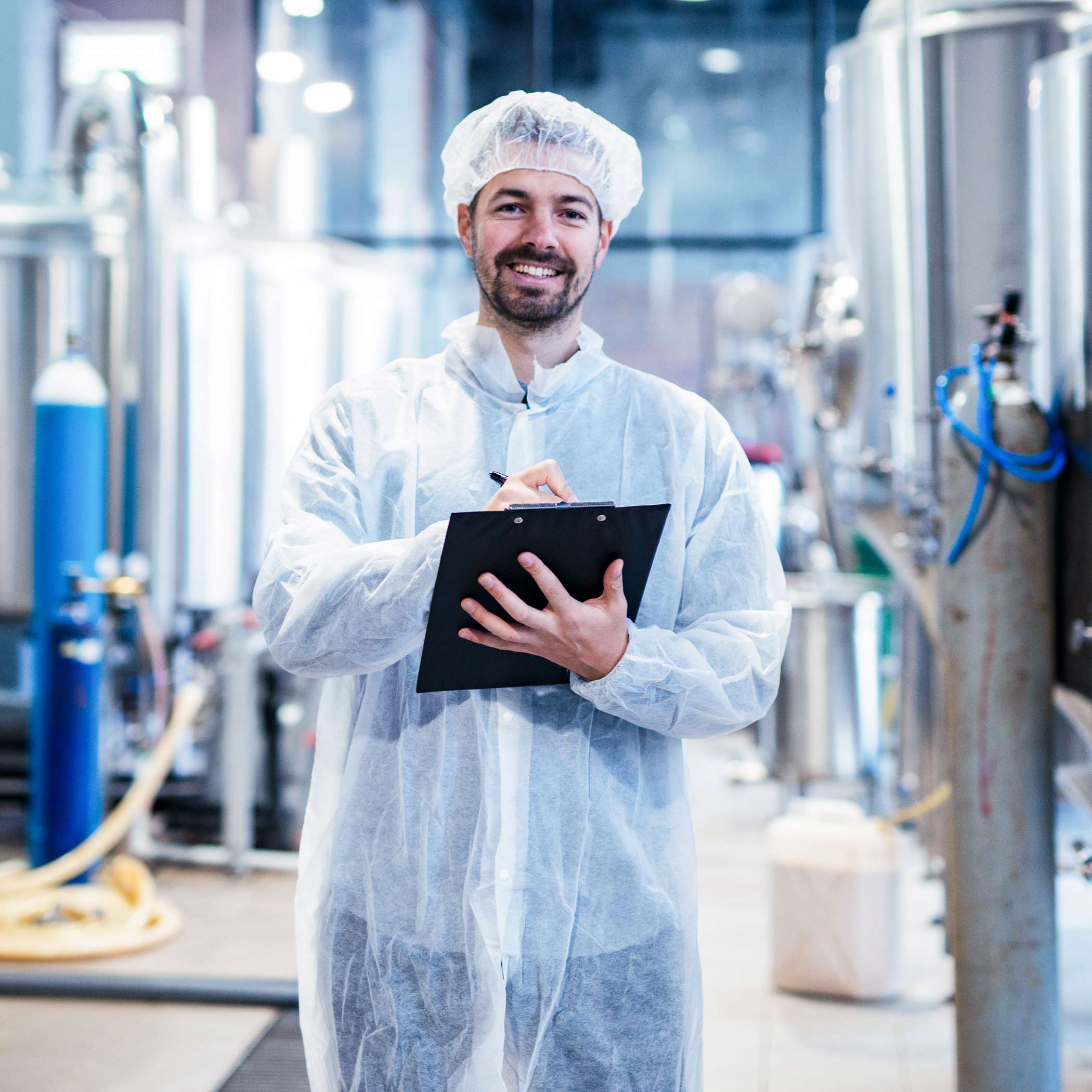 hochzwei_markert_teaser_01.jpg Markert Mitarbeiter im Schutzanzug