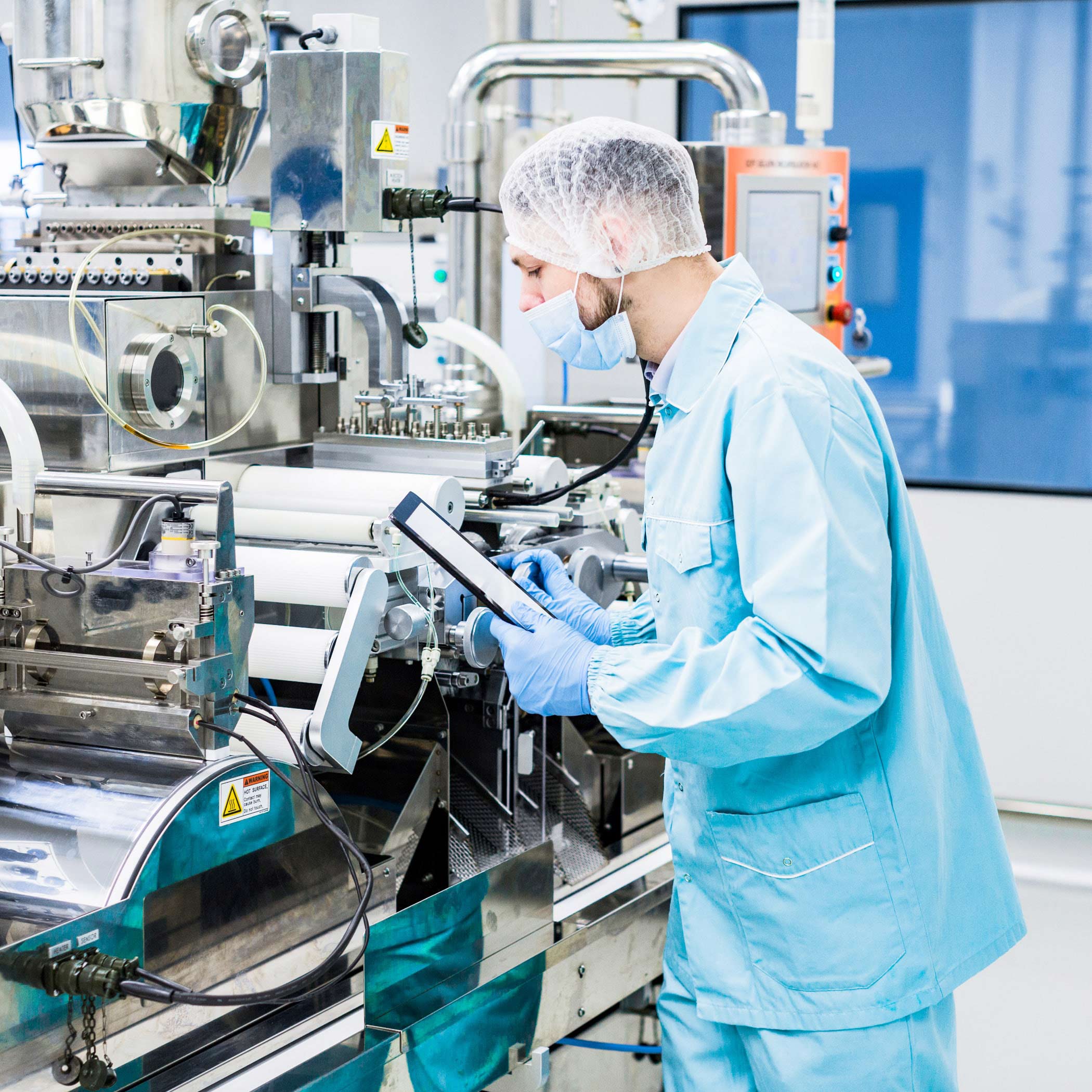 hochzwei_markert_teaser_05.jpg Markert Mitarbeiter prüft eine Industriemaschine