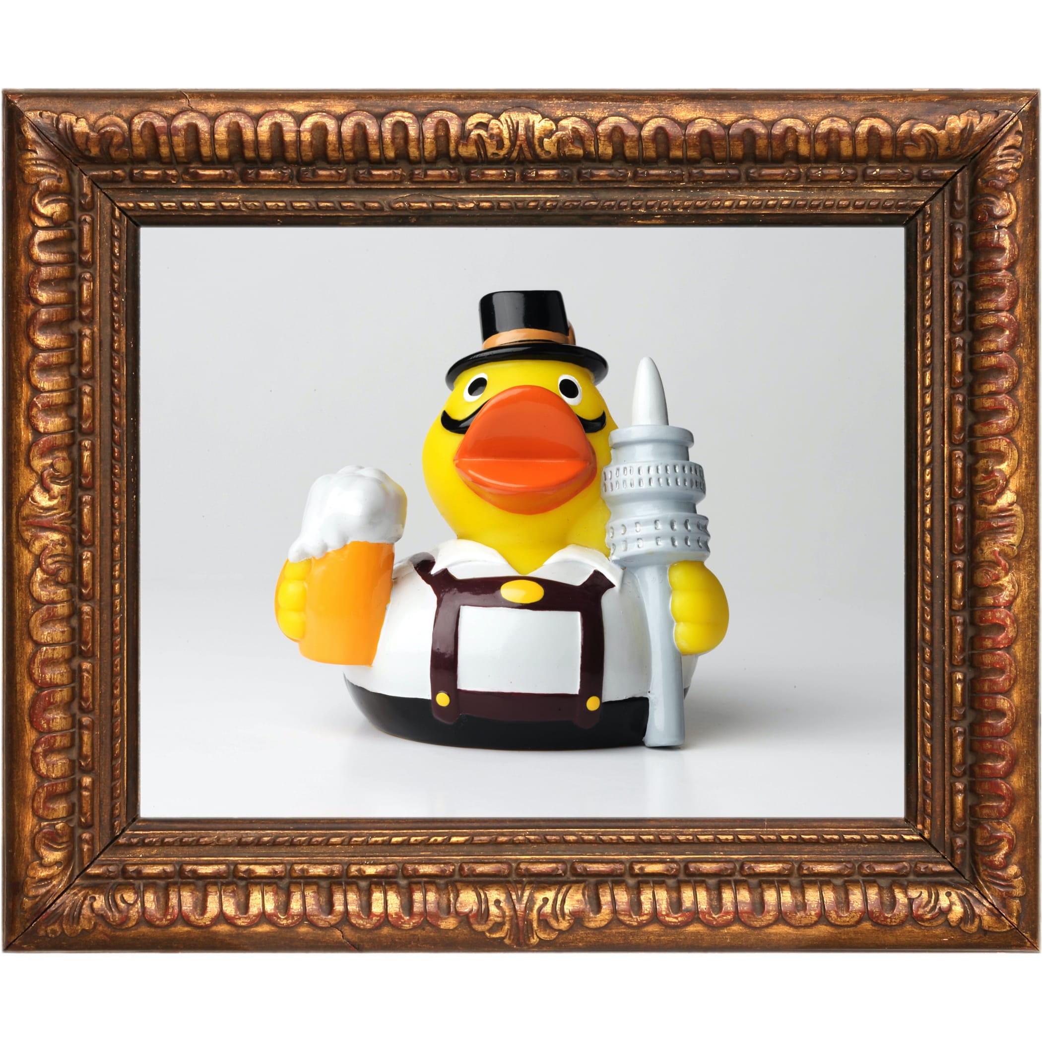 hochzwei_mbw_teaser_06.jpg Gelbe Plastikente trägt einen Schnauzer und einen Hut