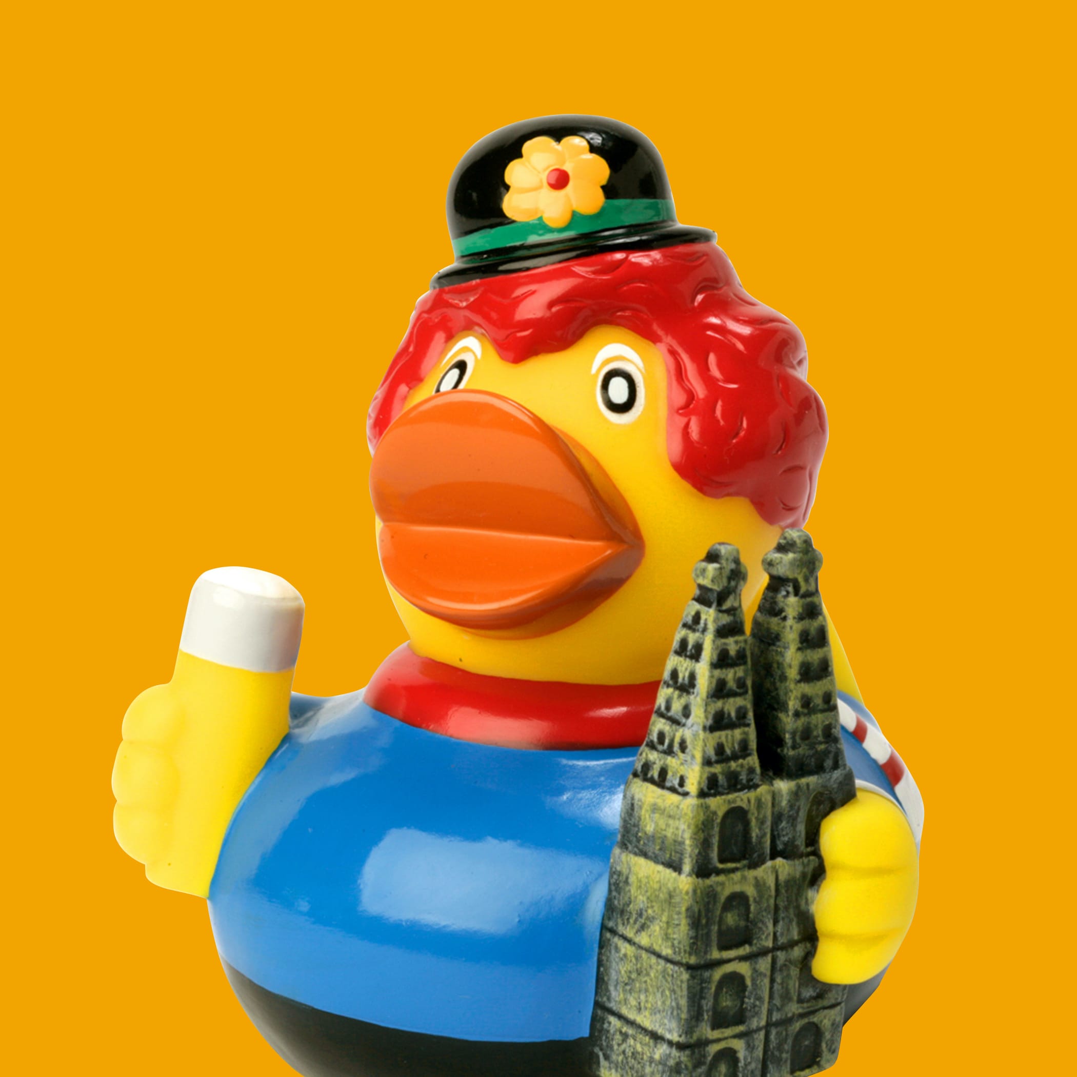 hochzwei_mbw_teaser_07.jpg Gelbe Plastikente hält ein Souvenir in der Hand