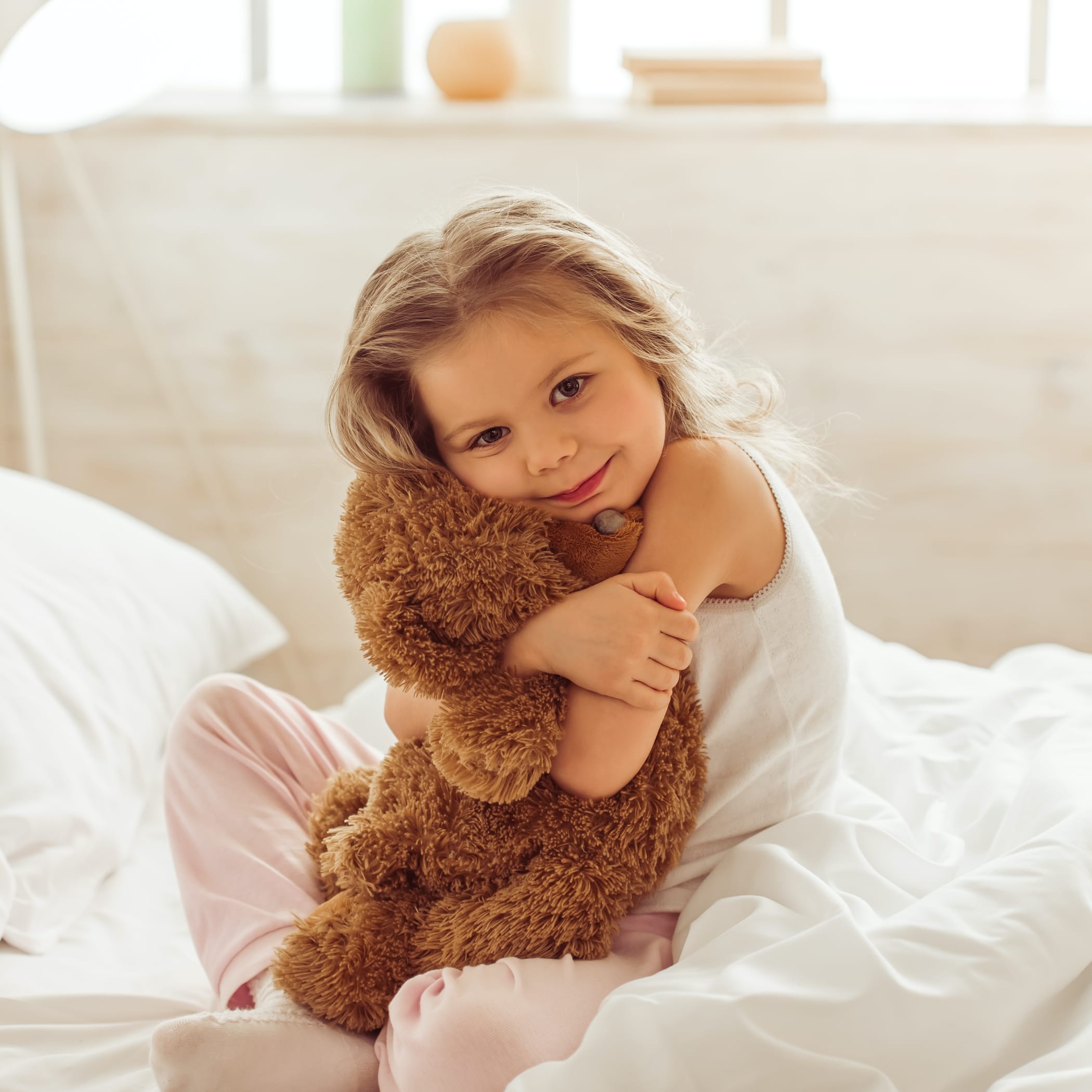 hochzwei_mbw_teaser_06.jpg Ein kleines Mädchen umarmt ihren Teddybären