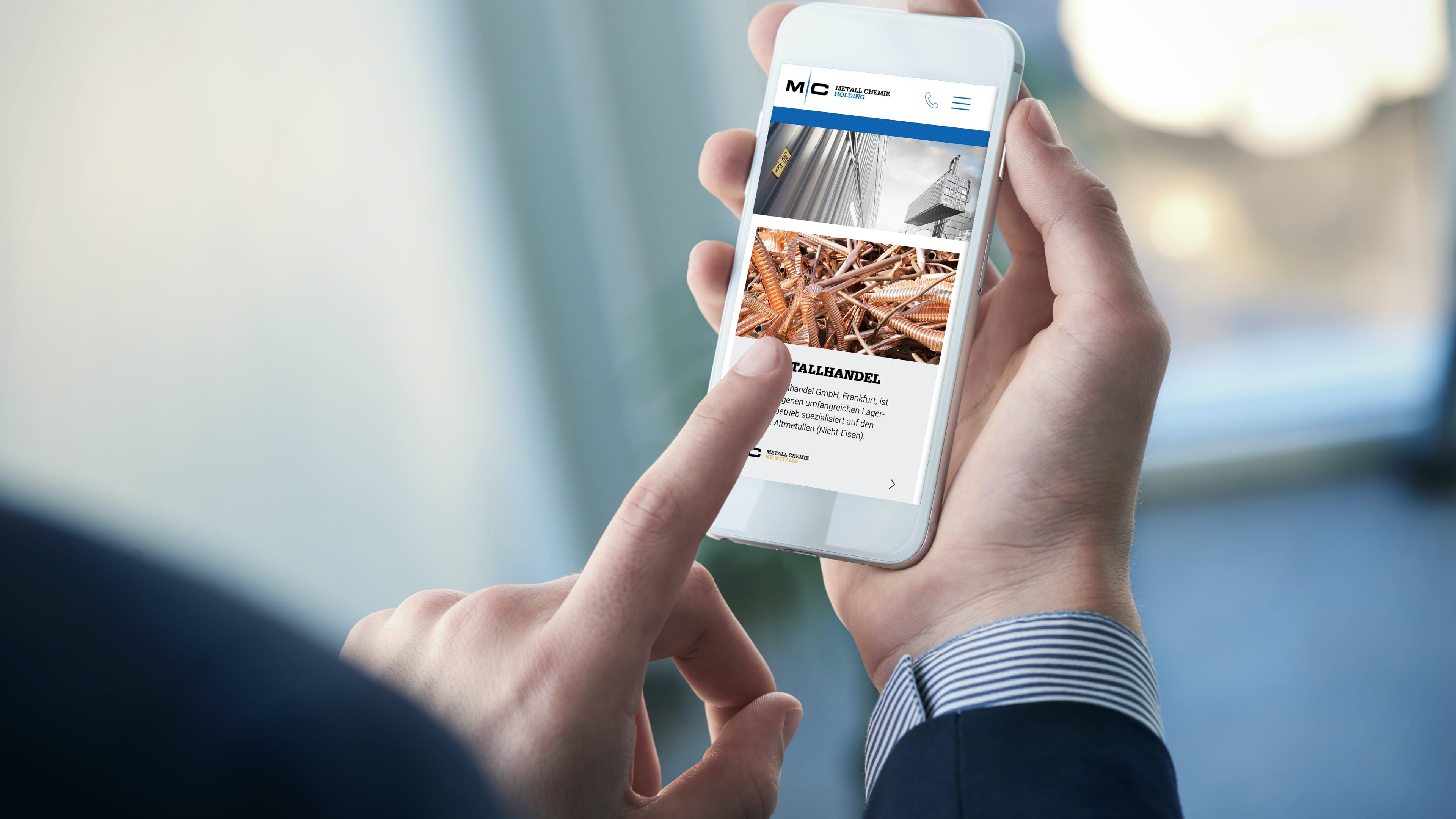 hochzwei_meche_slider_01.jpg Ein Mann tippt auf einem Handy