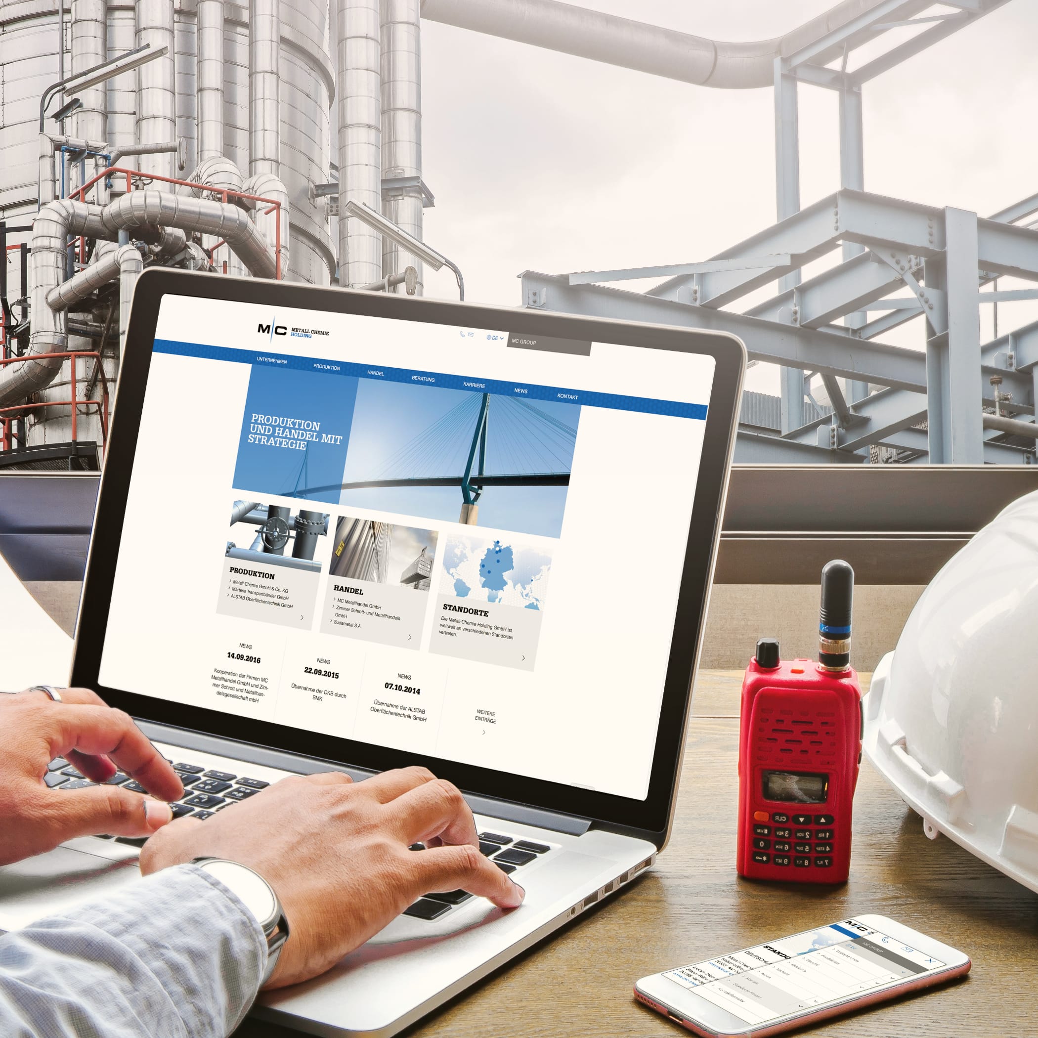 hochzwei_meche_teaser_01.jpg Ein Mann tippt auf einem Laptop