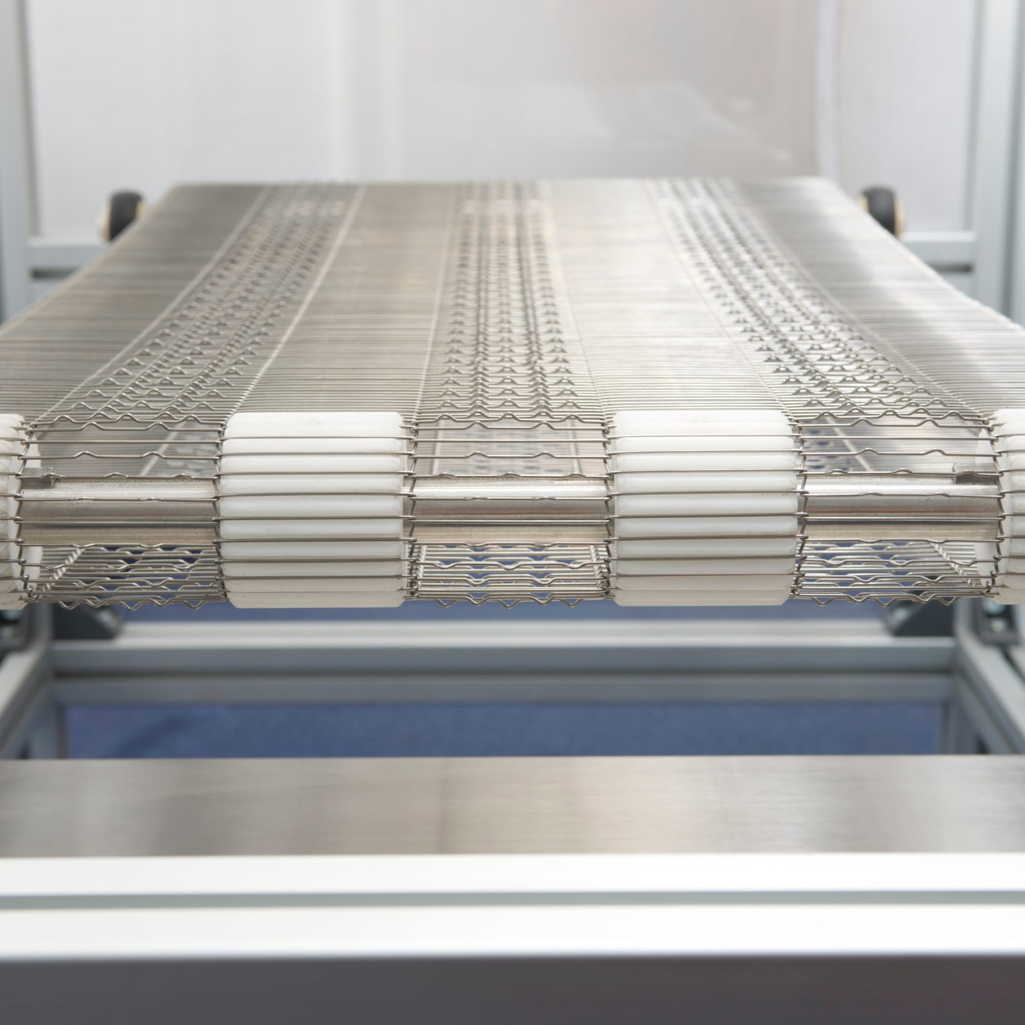 hochzwei_meche_teaser_05.jpg Nahaufnahme von einem Metall Fließband