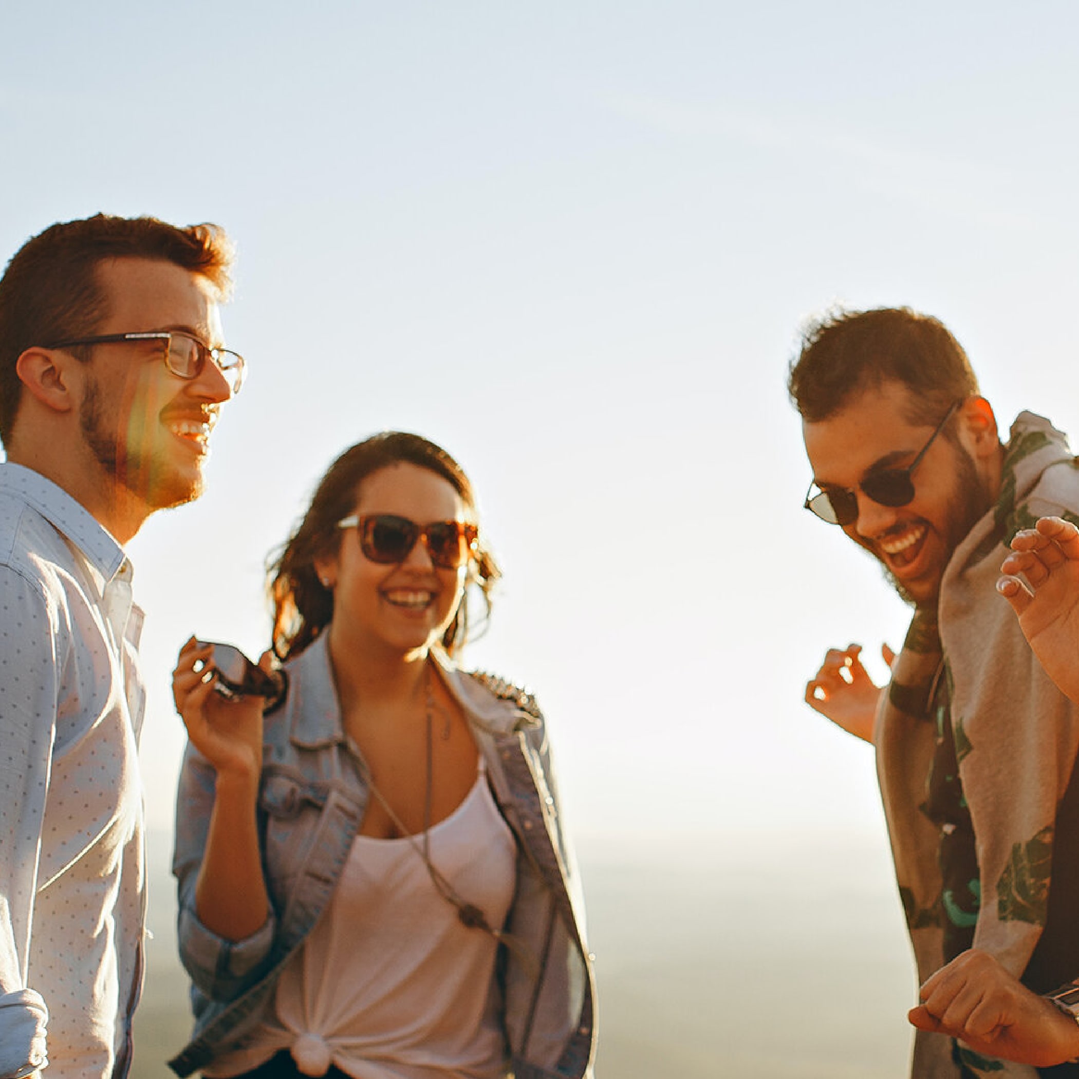 hochzwei_mindspot_teaser_03.jpg Drei Personen lachen und tanzen zusammen