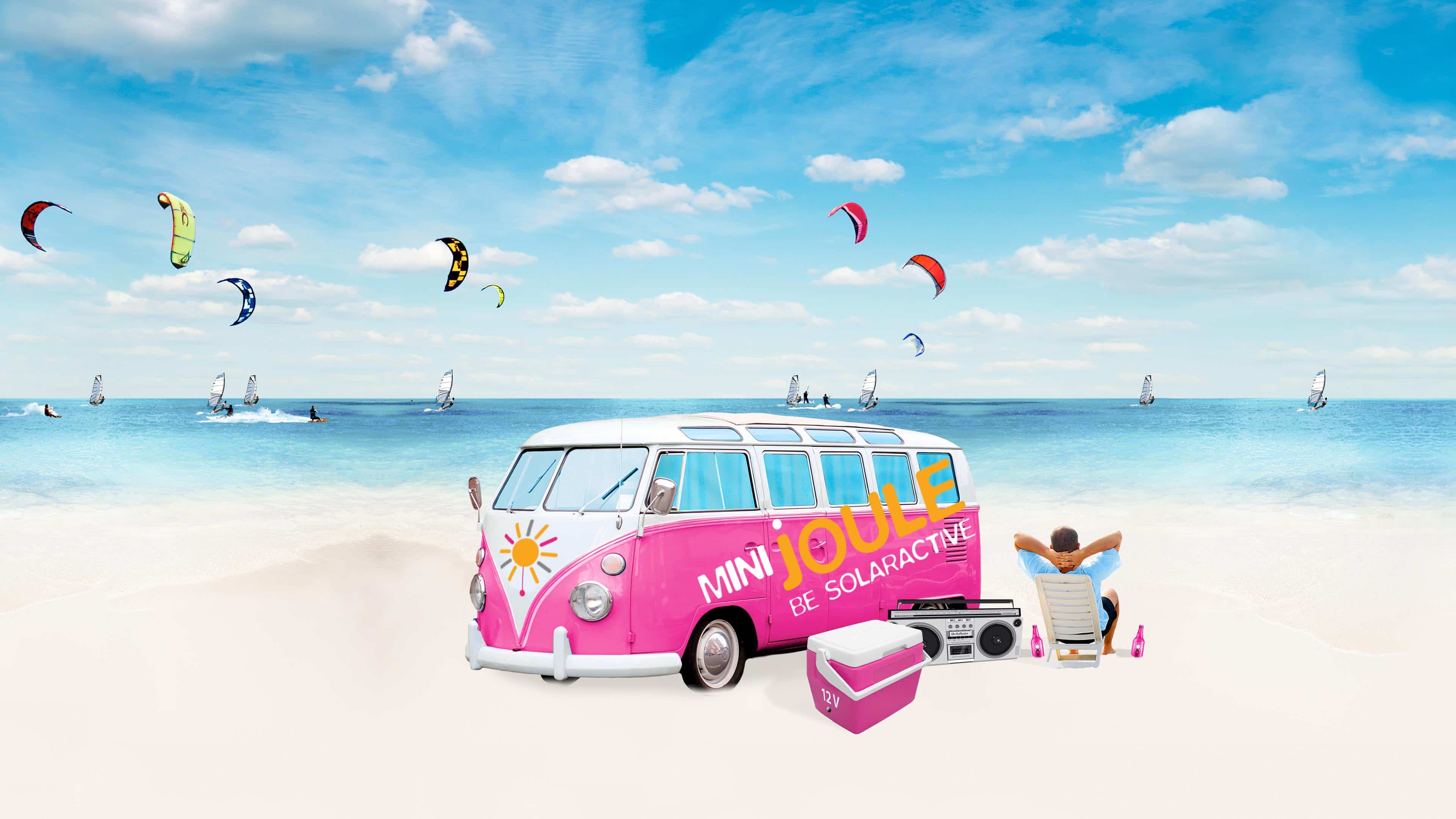 Pinker Bulli steht am Strand von Sylt