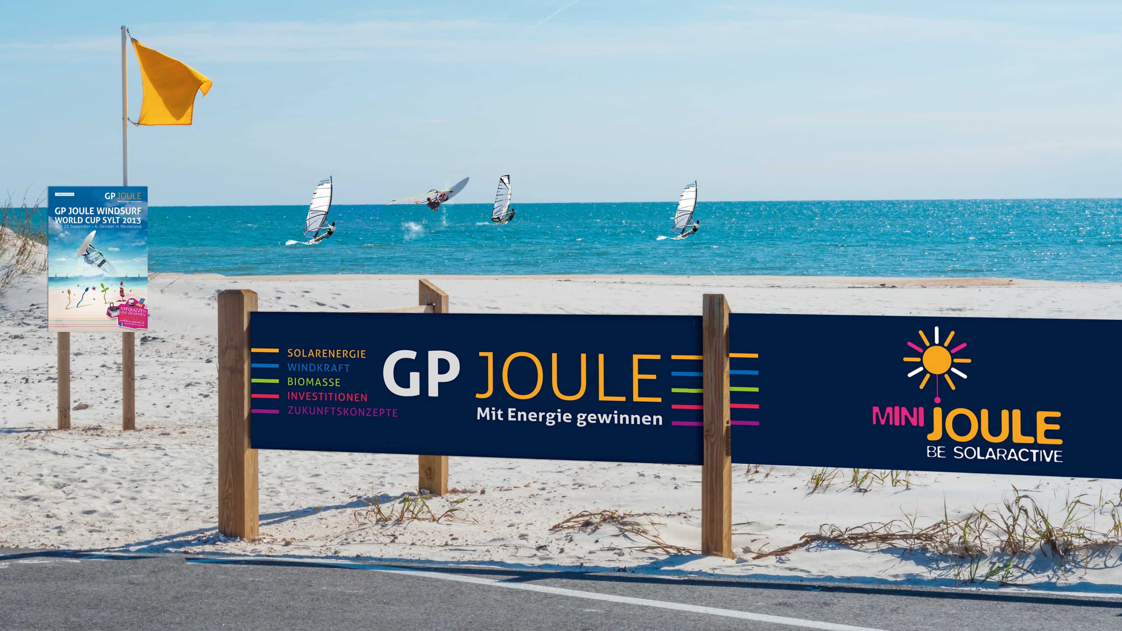 hochzwei_gpjoule_slider_01.jpg Blick auf einen Strand auf Sylt mit Windsurfern im Wasser