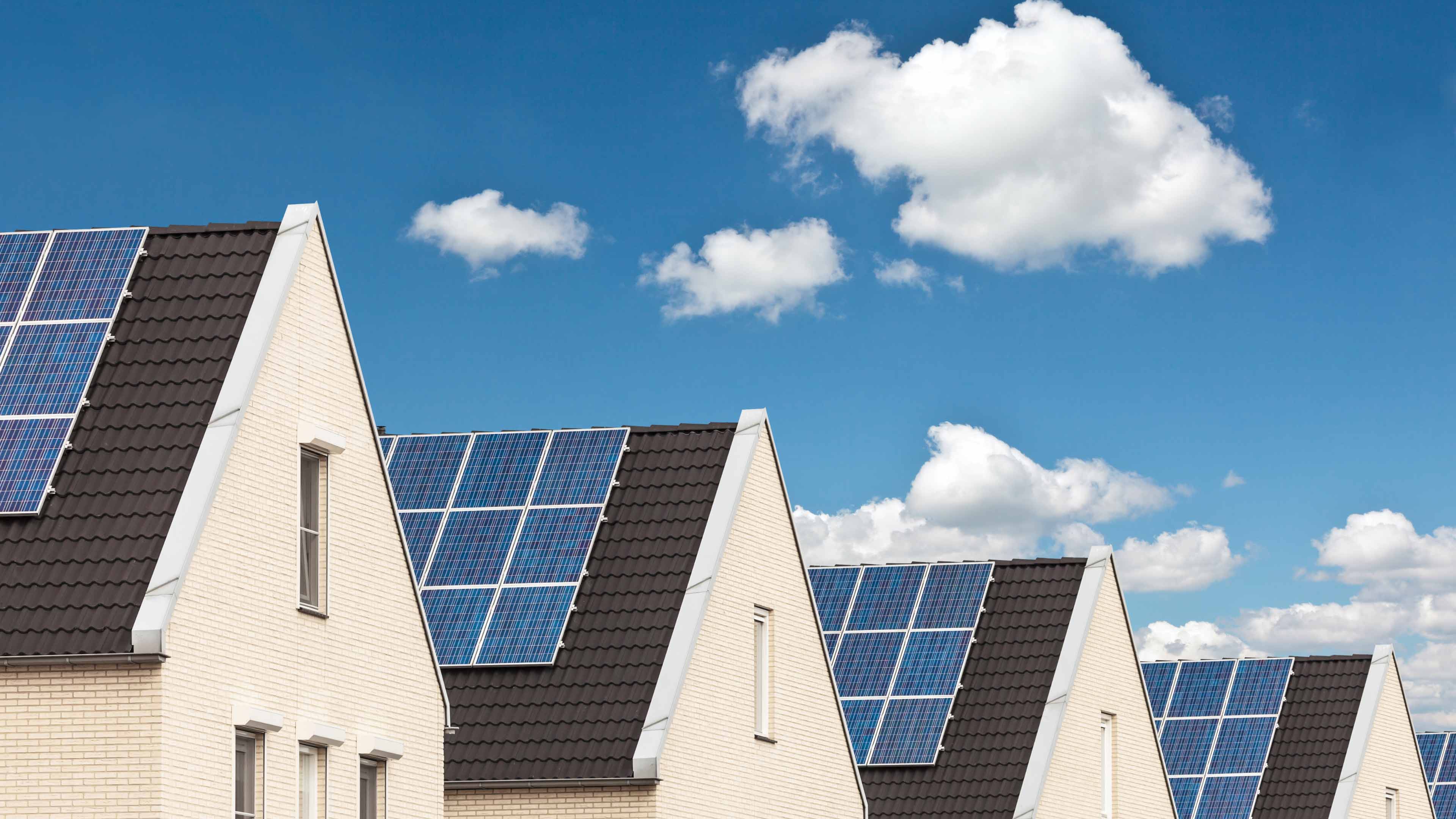 hochzwei_mini_slider_03.jpg Vier weiße Häuser mit Solarplatten auf dem Dach