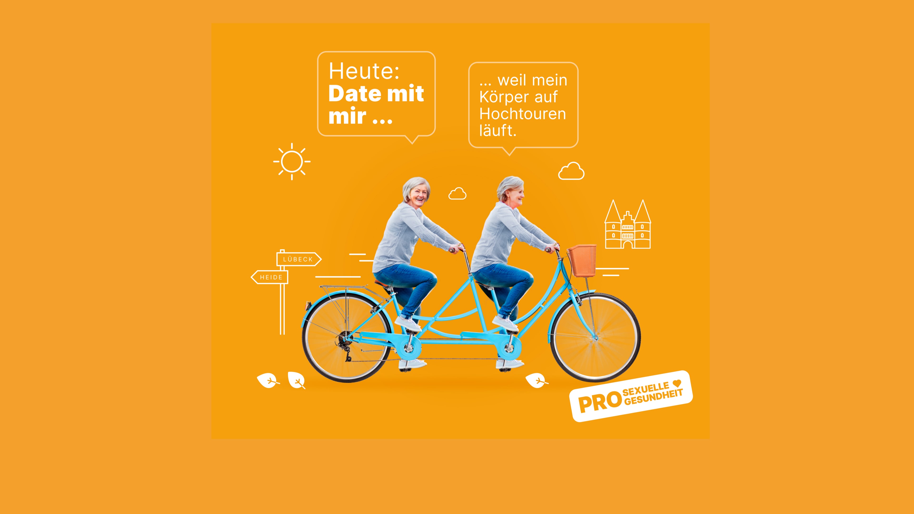 Ältere Frau fährt auf einem blauen Tandem