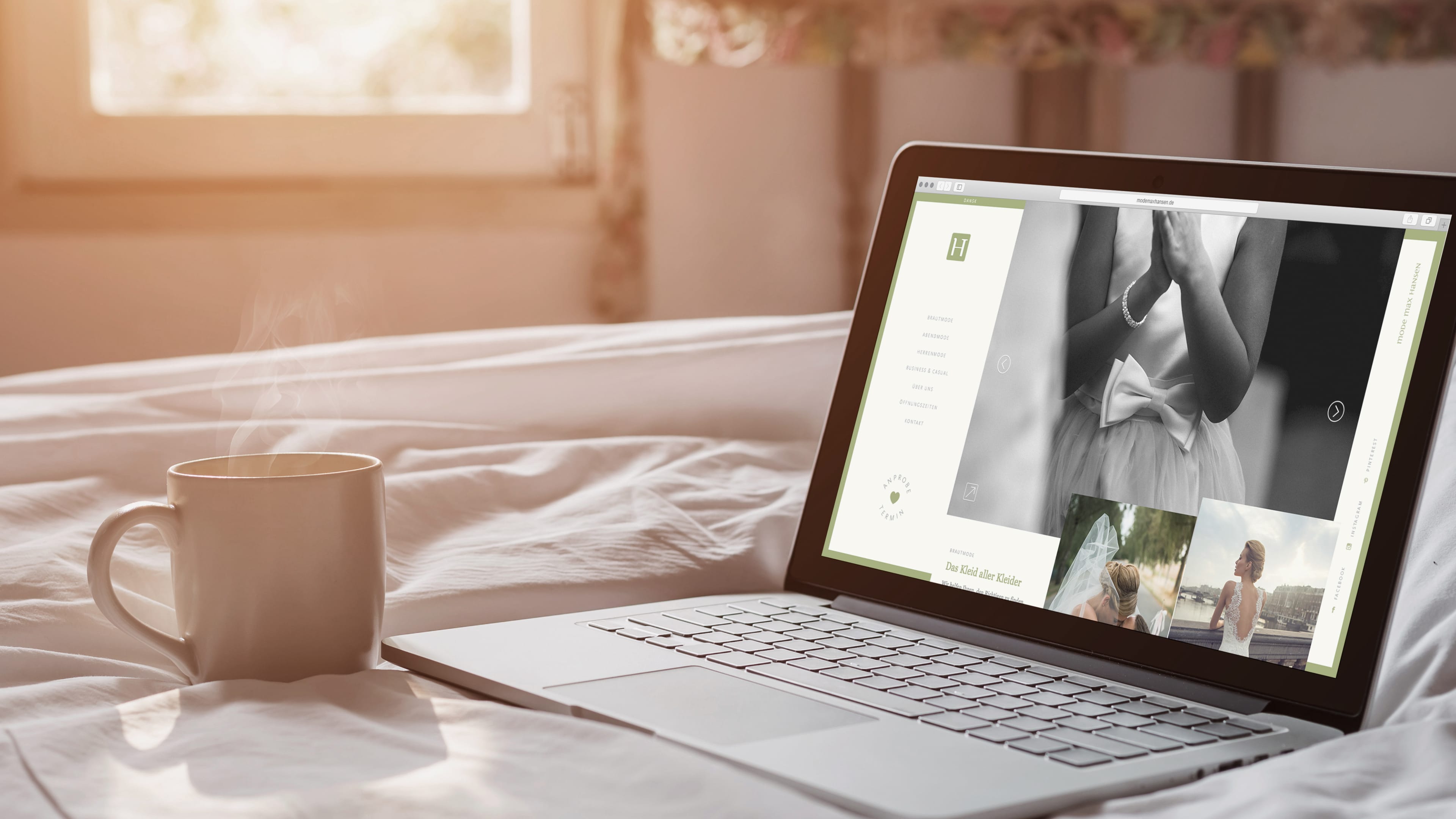 hochzwei_mmh_slider_01.jpg Ein Laptop steht auf einem Bett mit einer weißen Tasse daneben