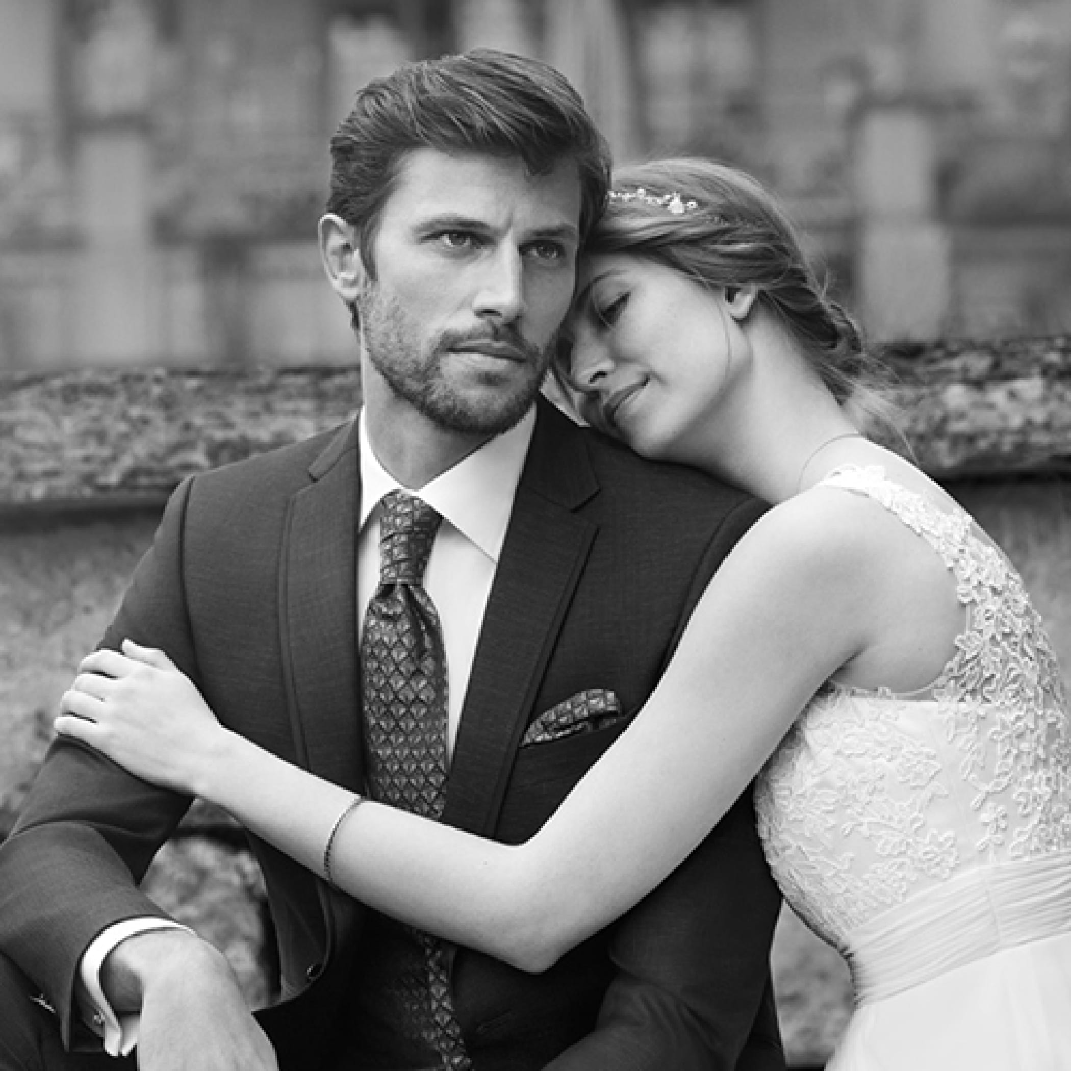 hochzwei_mmh_teaser_02.jpg Posierendes Hochzeitspaar schmiegt sich aneinander