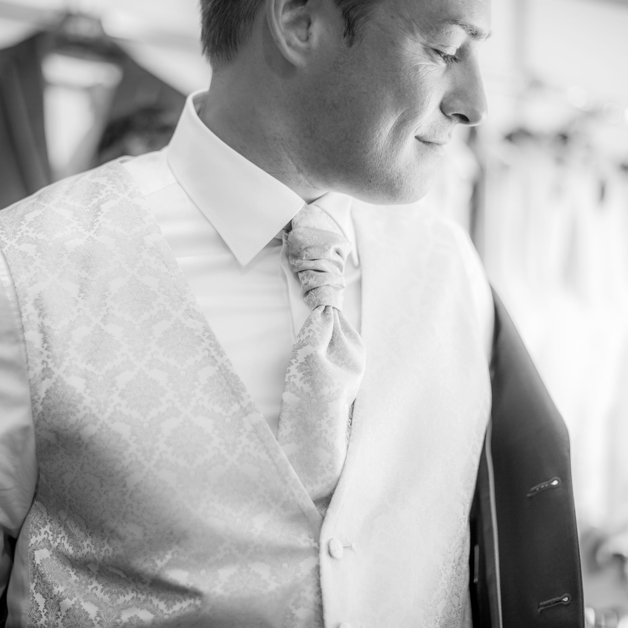 hochzwei_mmh_teaser_05.jpg Ein Bräutigam probiert einen Anzug an