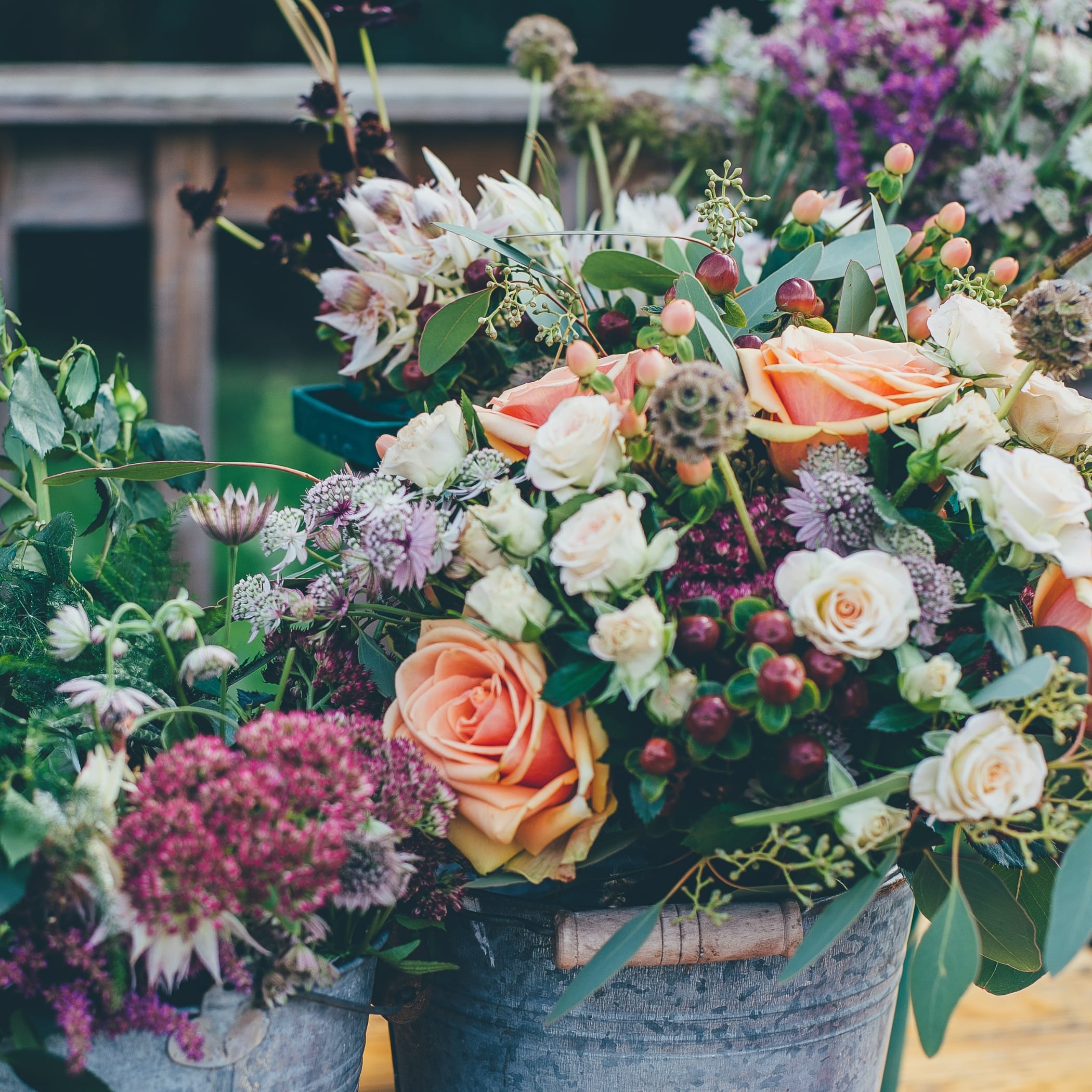 hochzwei_mmh_teaser_07.jpg Blumensträuße in metalischen Blumentöpfen