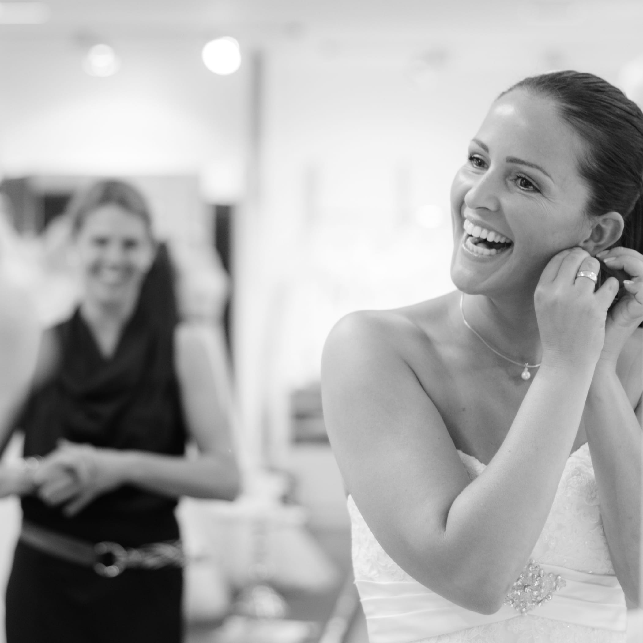 hochzwei_mmh_teaser_08.jpg Porträt einer Braut bei der Brautkleider Anprobe