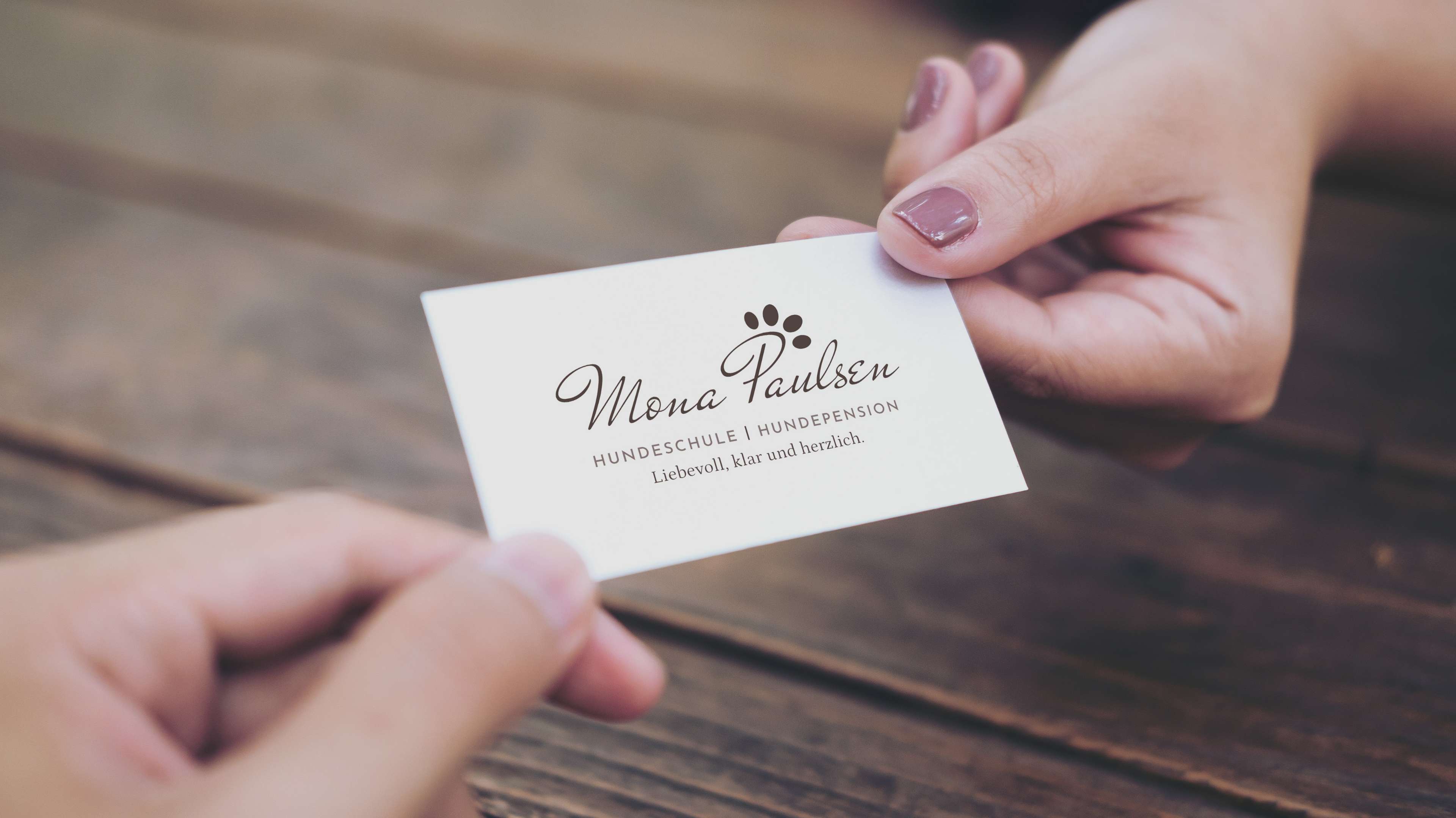 Eine Frau mit lackierten Fingernägeln