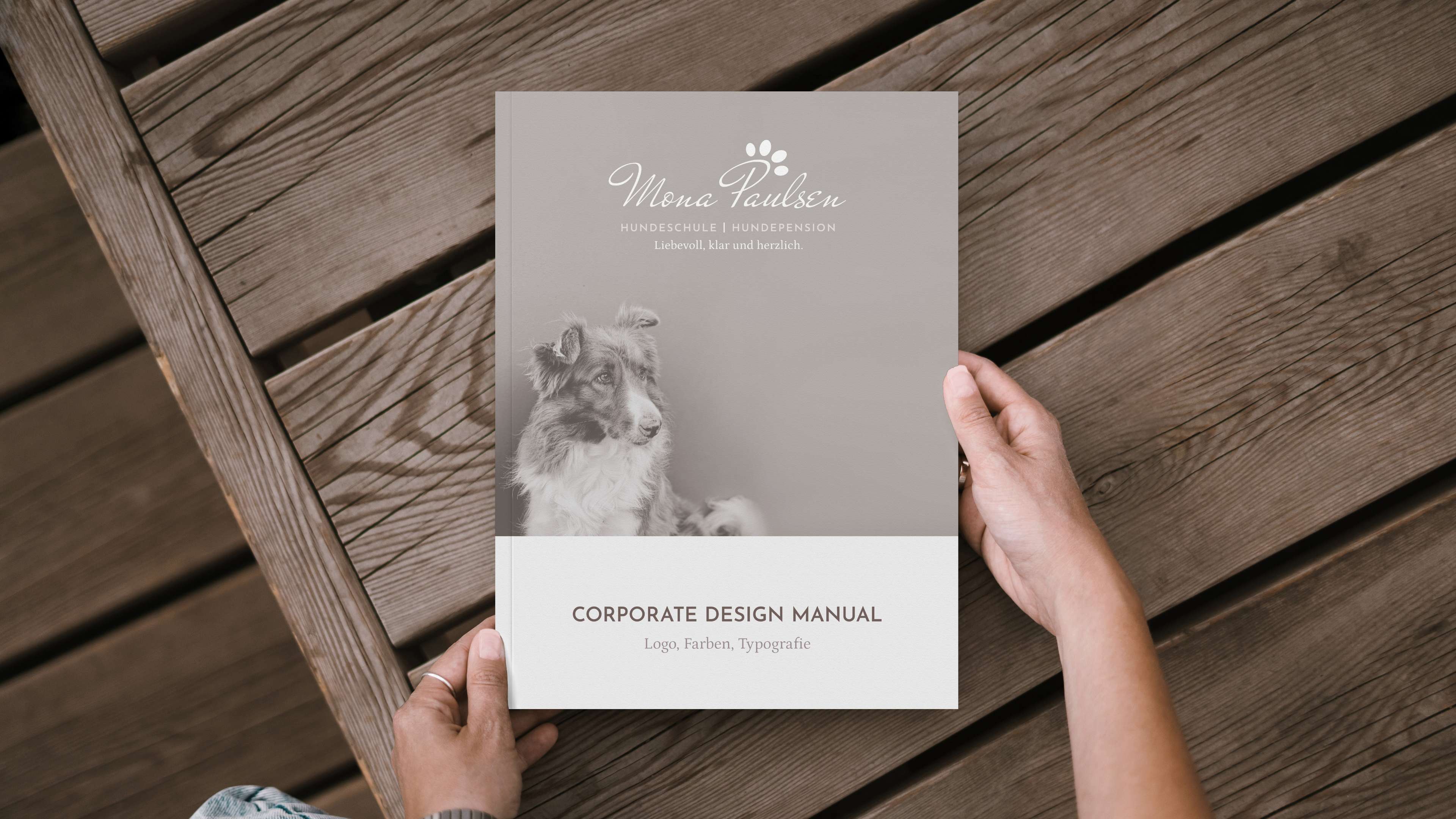 hochzwei_monapaulsen_slider02.jpg Eine Person hält ein Buch in der Hand von Mona Paulsen