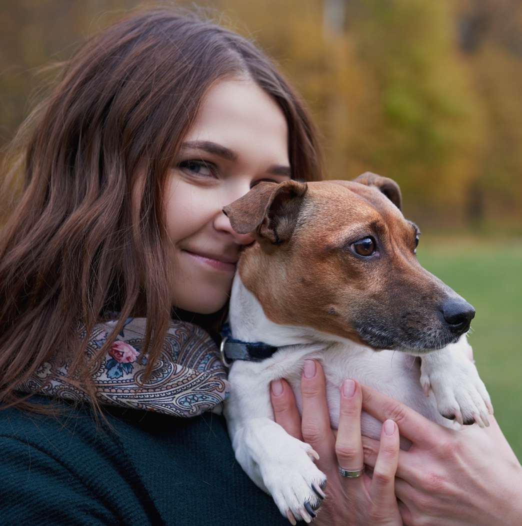 hochzwei_monapaulsen_teaser_03.jpg Eine Frau hält ihren Hund im Arm
