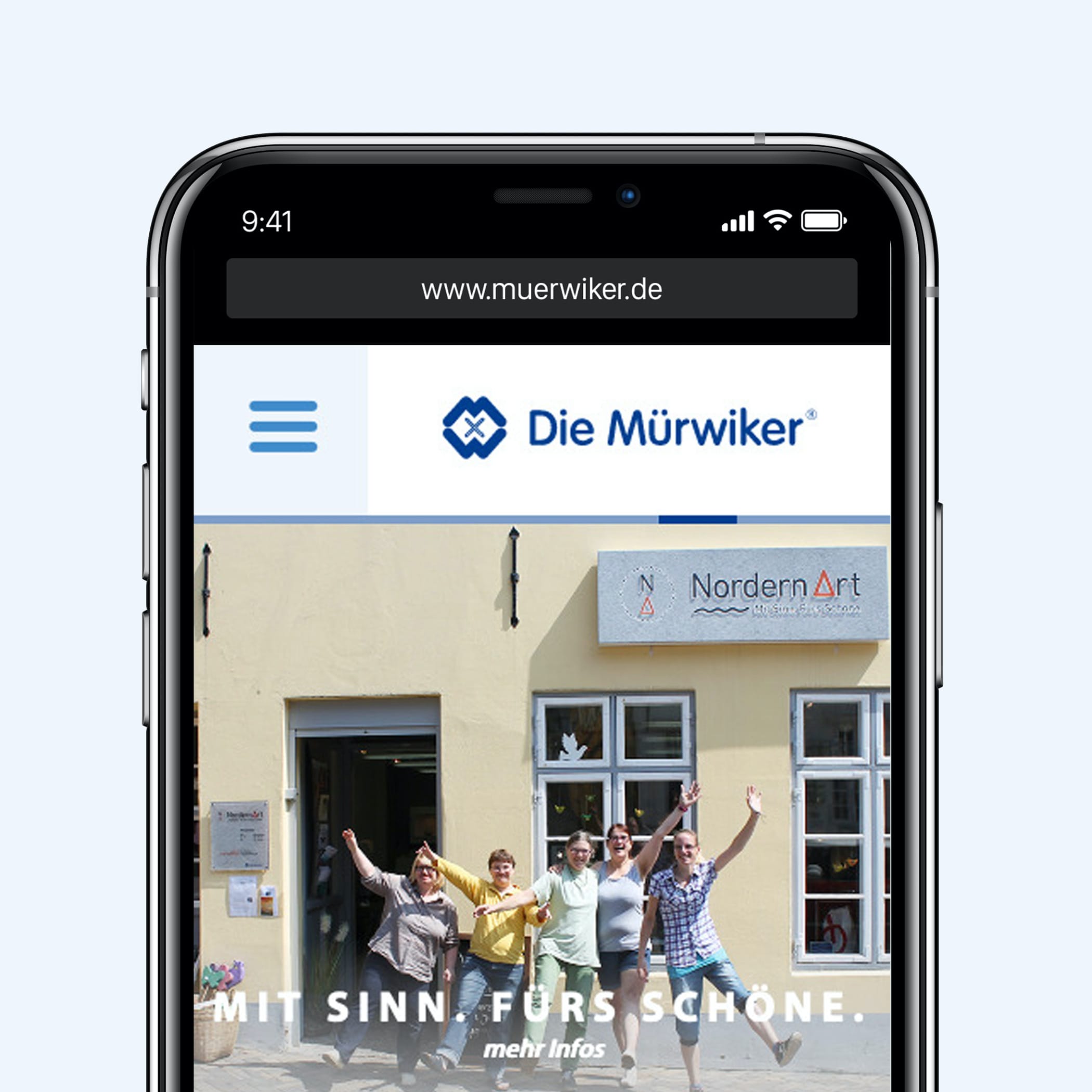 hochzwei_muer_teaser_06.jpg Muerwiker Homepage mit einem Gruppenbild vor dem laden Norderart