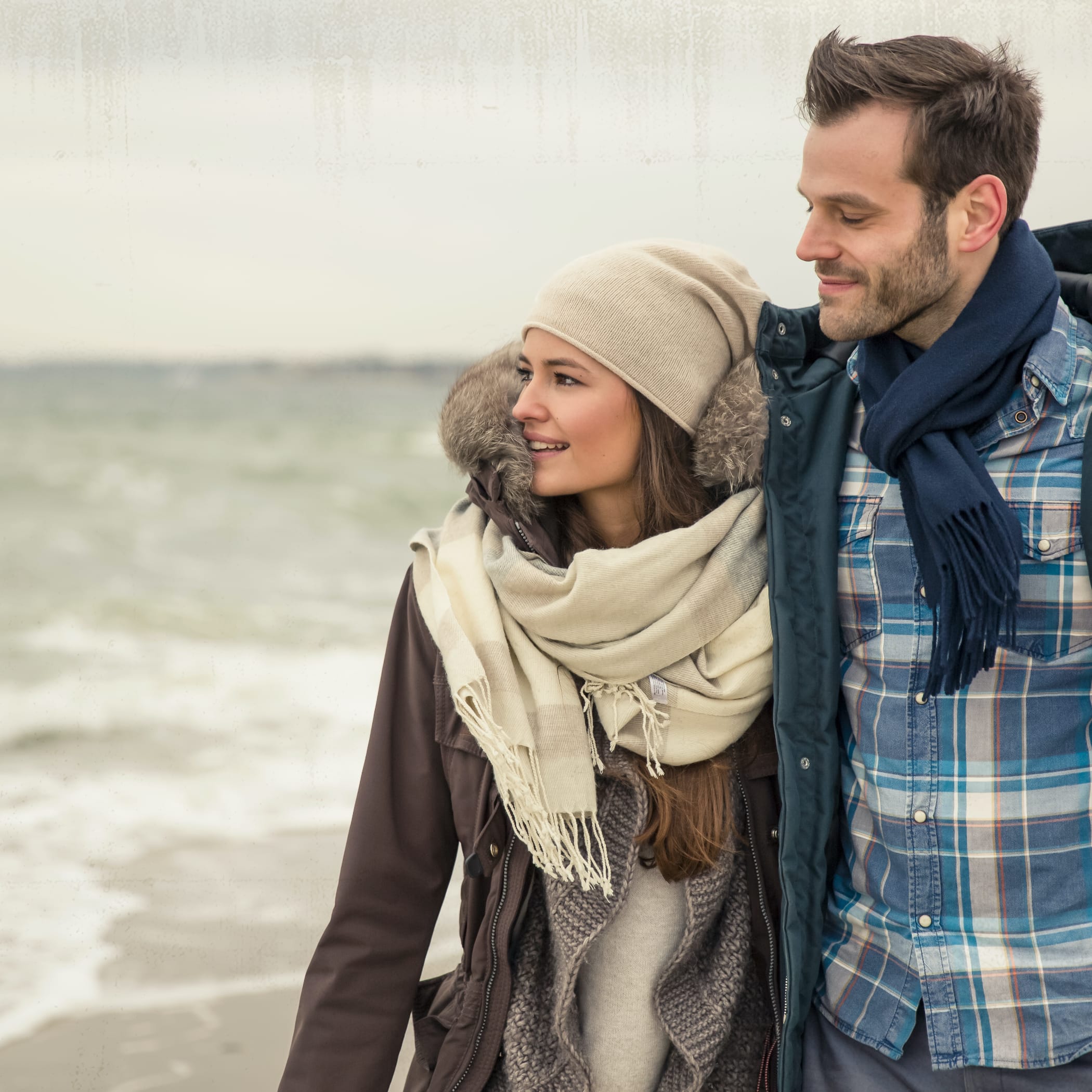 hochzwei_ohot_teaser_04.jpg Porträtaufnahme von einem jungen Pärchen am Strand