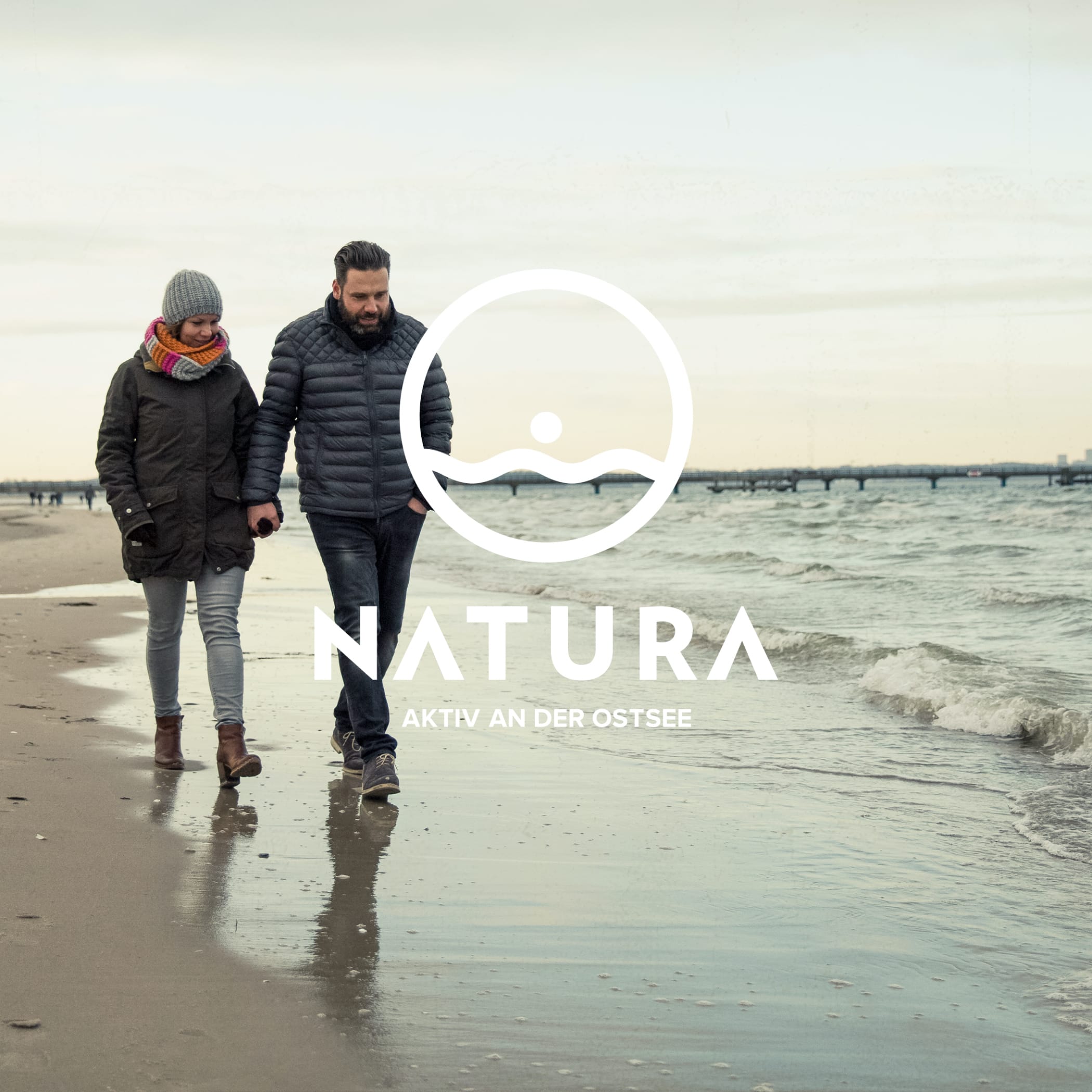 hochzwei_ohot_teaser_06.jpg Pärchen geht am Strand spazieren