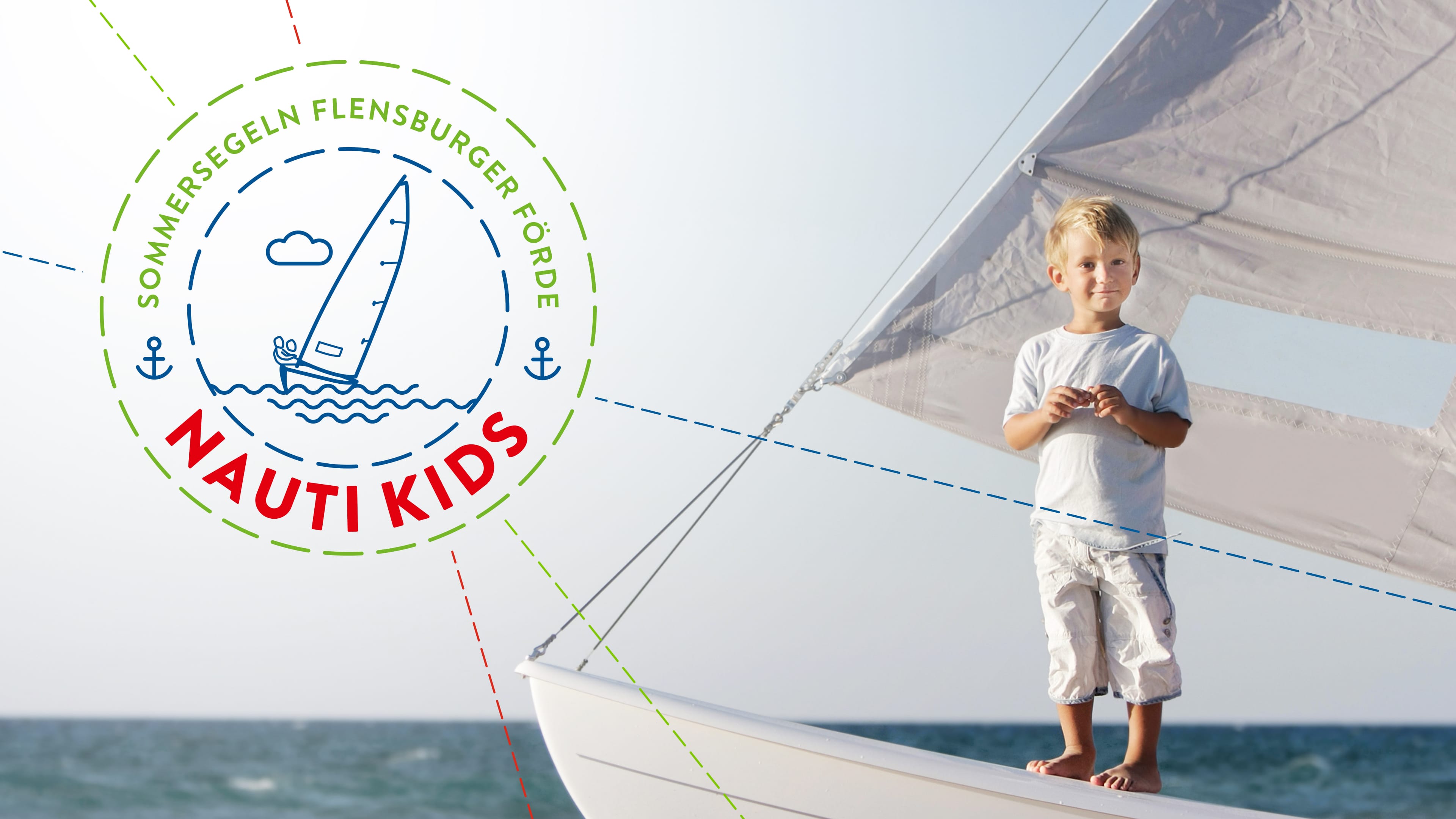 Kleines Kinds steht an der Spitze eines Bootes