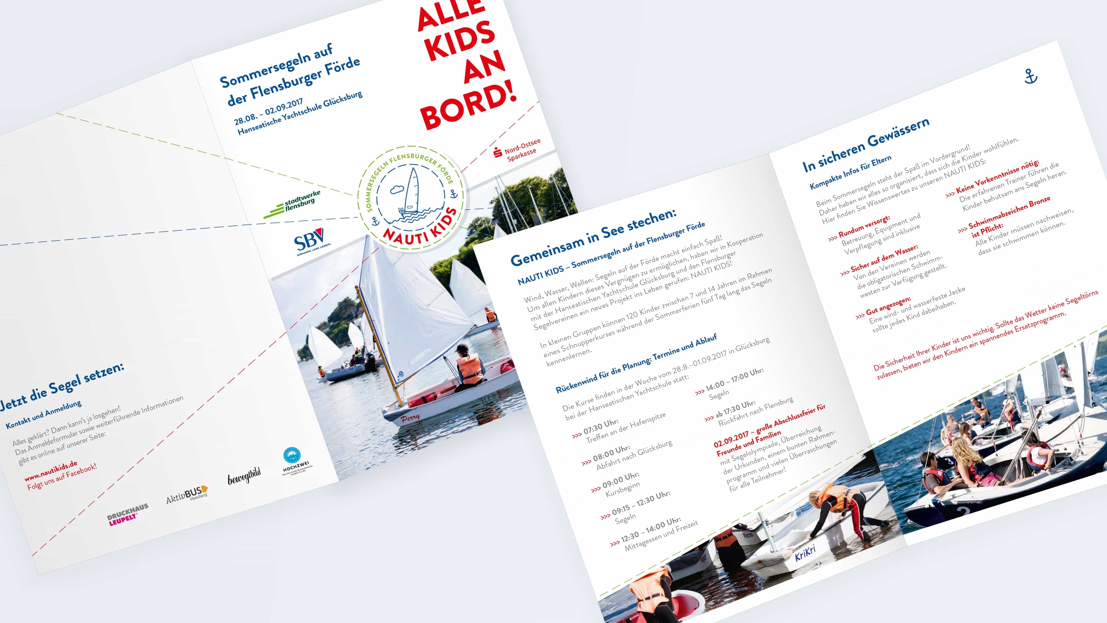 hochzwei_nautikids_slider_03.jpg Zwei geöffnete Werbeflyer von nautikids