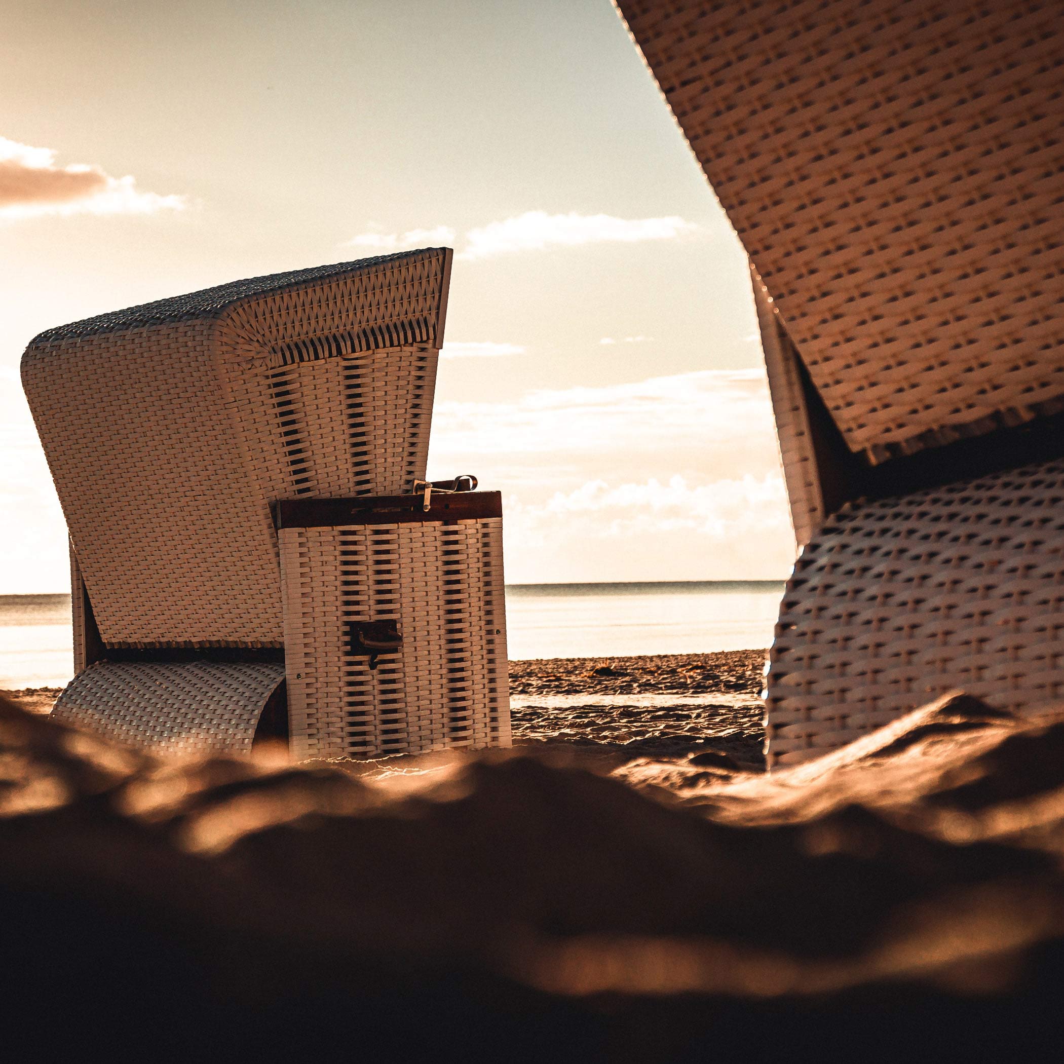 hochzwei_nodi_teaser_03.jpg Zwei Strandkörbe im Sonnenuntergang
