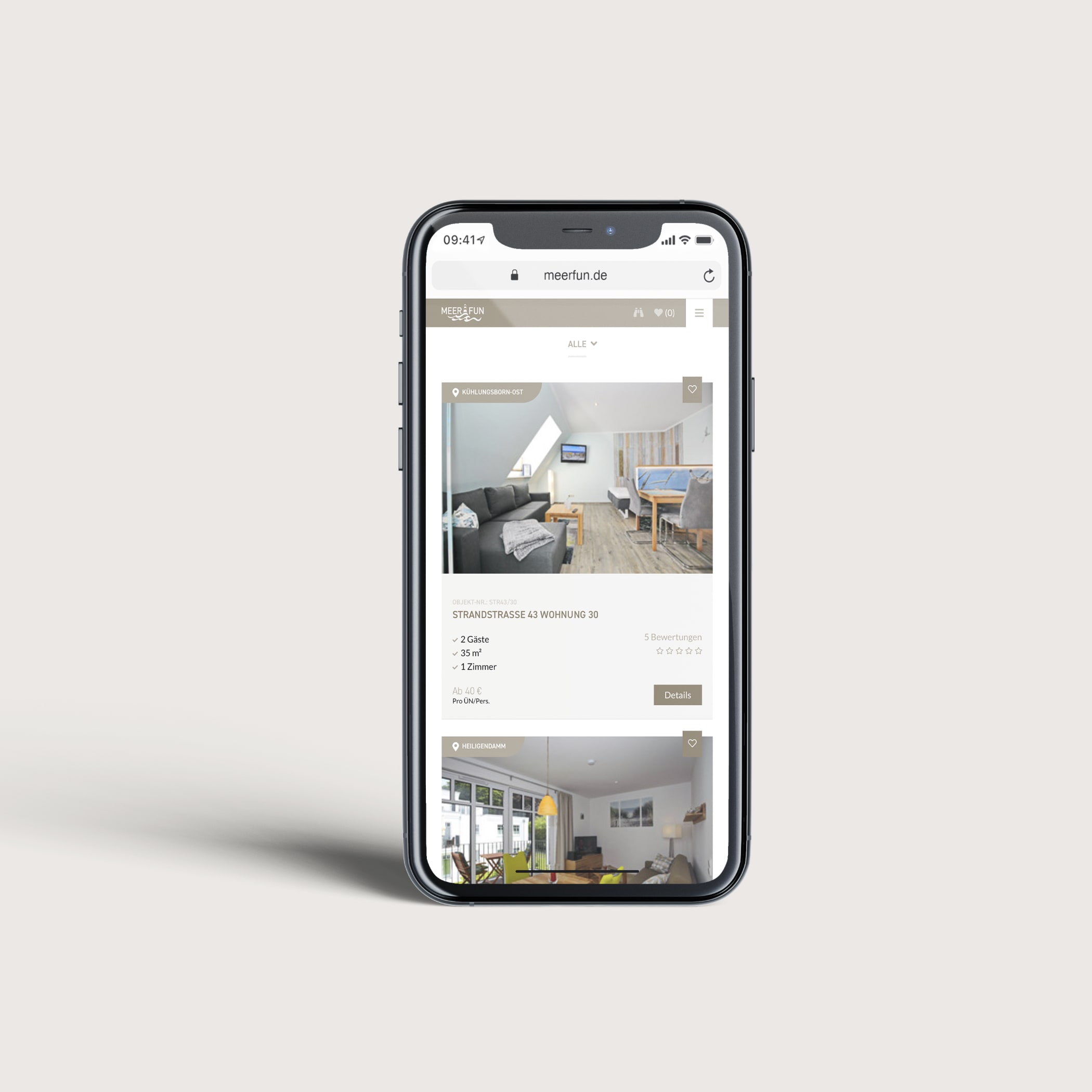 hochzwei_nodi_teaser_04.jpg Ferienwohnung mit grauen Möbeln und hellem Holztisch