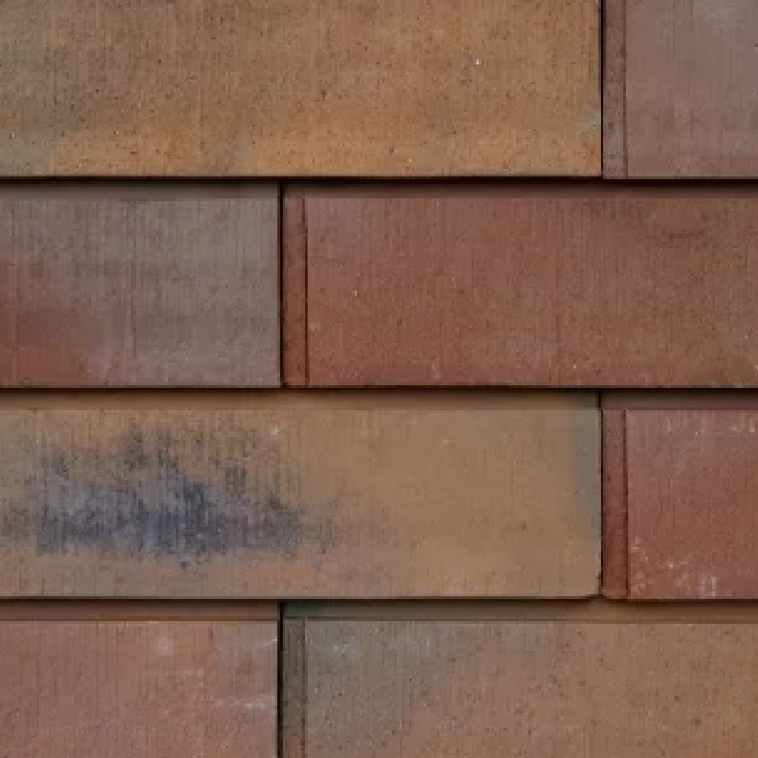 h2_noerre_teaser_08.jpg Eine braune Klinkerwand in Nahaufnahme.