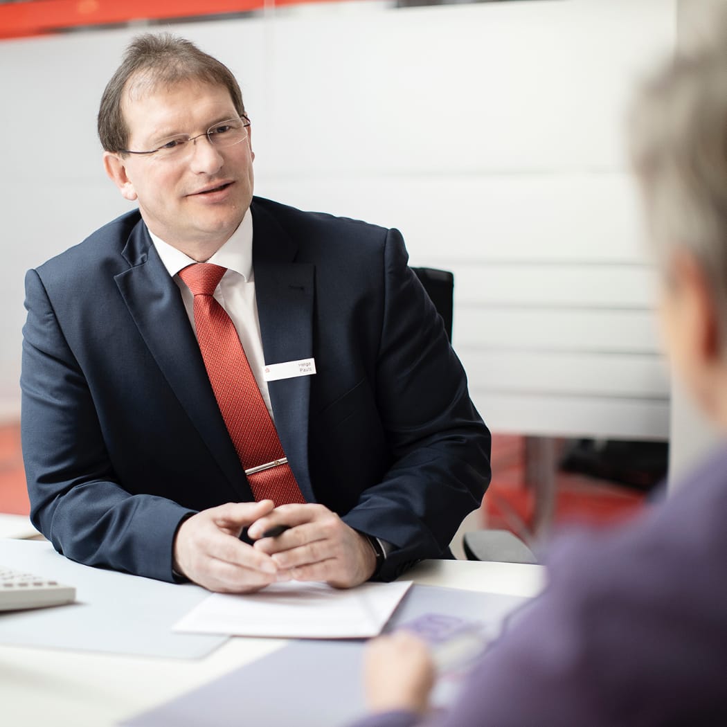 hochzwei_noaspa_mag_teaser_01.jpg Bankberater im Anzug im Gespräch