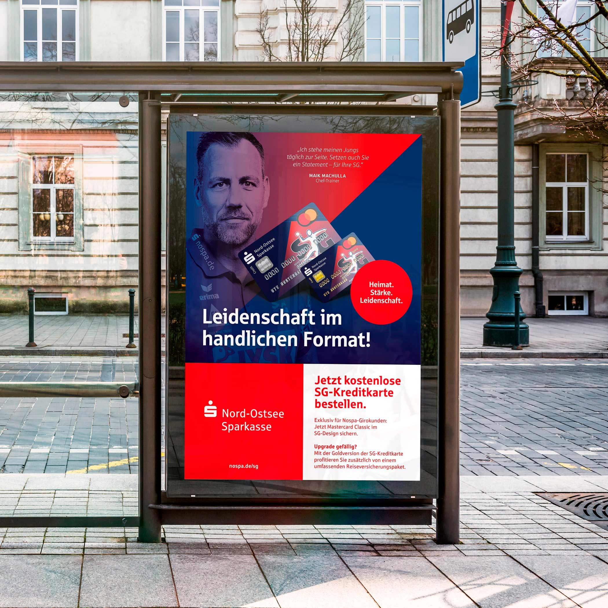 hochzwei_sgkreditkarte_teaser_01.jpg Sparkassenwerbung an einer Bushaltestelle