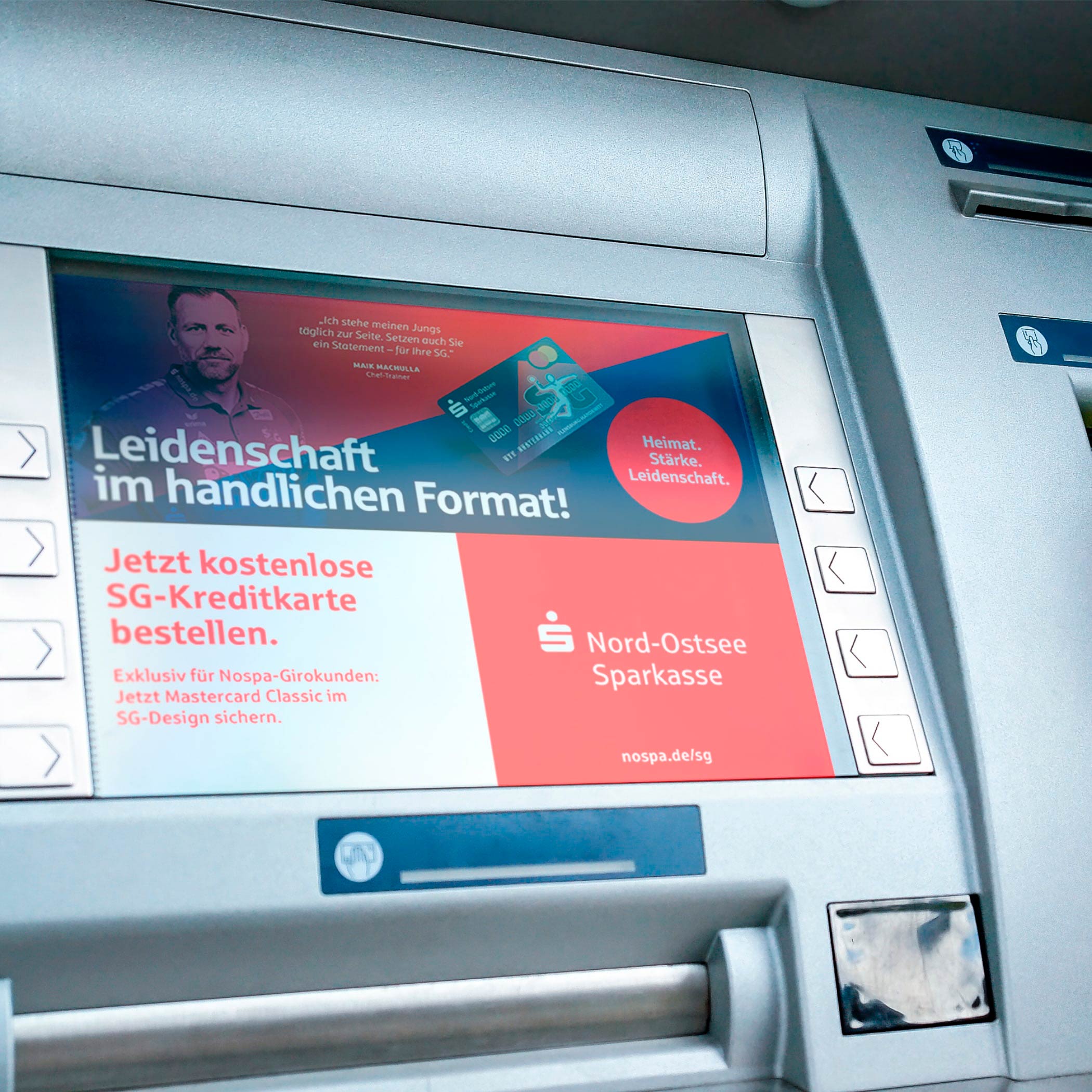 hochzwei_sgkreditkarte_teaser_05.jpg Nahaufnahme von einem Sparkassenautomat