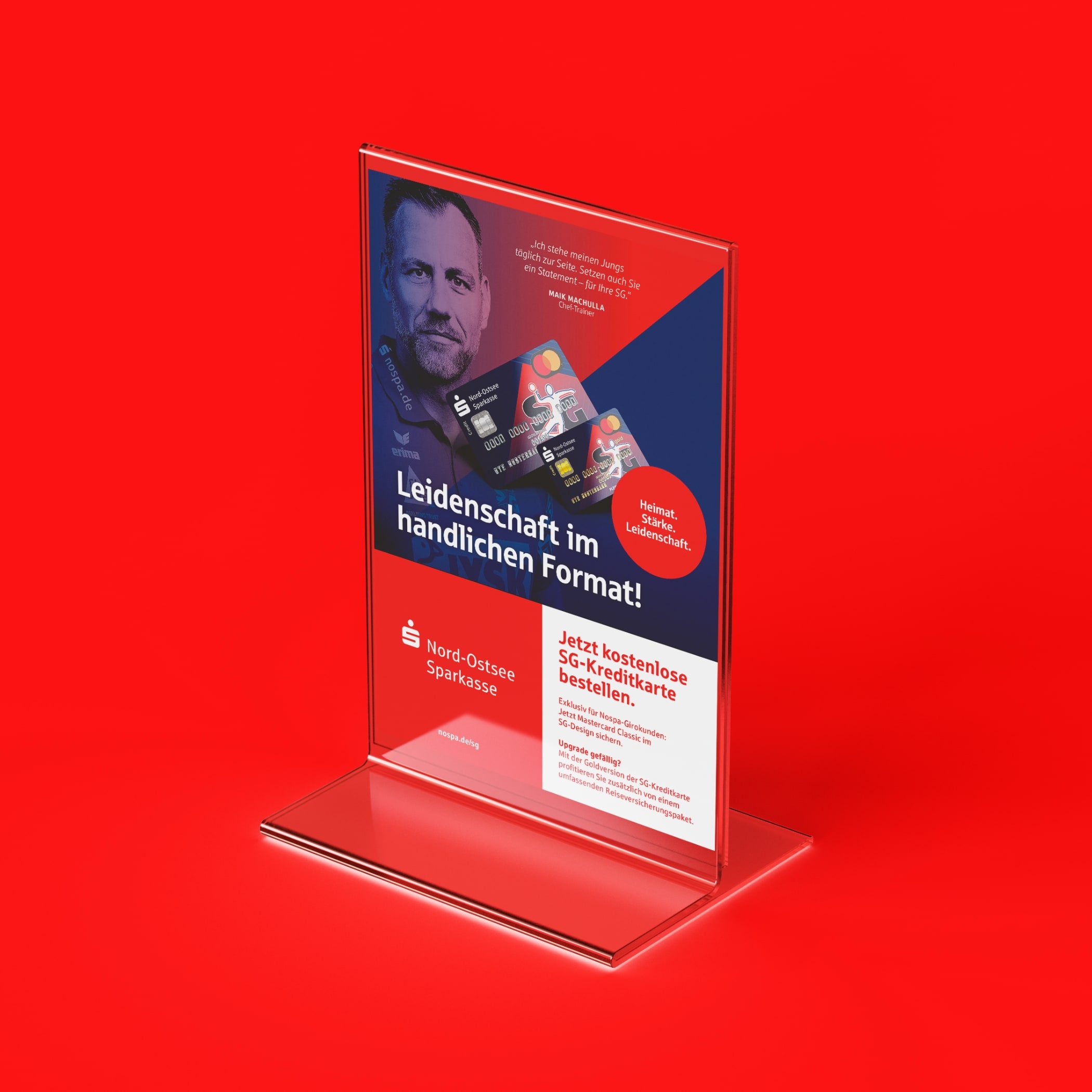 hochzwei_sgkreditkarte_teaser_08.jpg Nospa Flyer in einem durchsichtigen Ständer