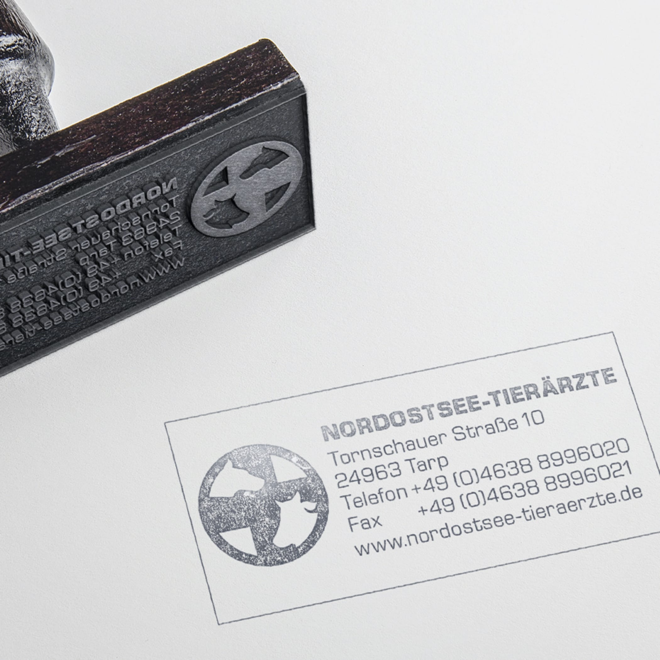 hochzwei_noti_teaser_05.jpg Schwarzer Stempel der Nord Ostsee Tierärzte