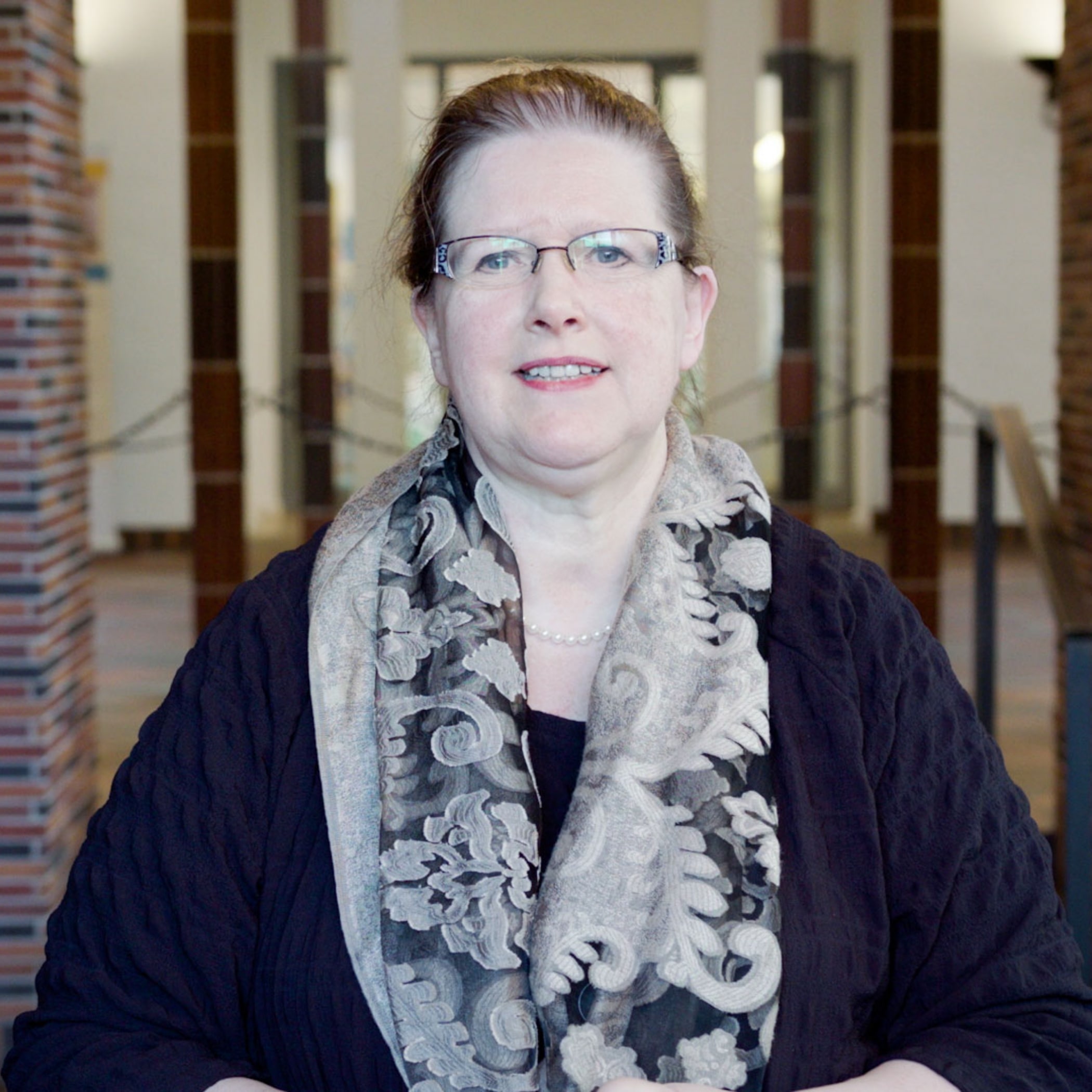 hochzwei_knsmhusum_teaser02.jpg Porträt einer brünetten Frau im hellen Schal