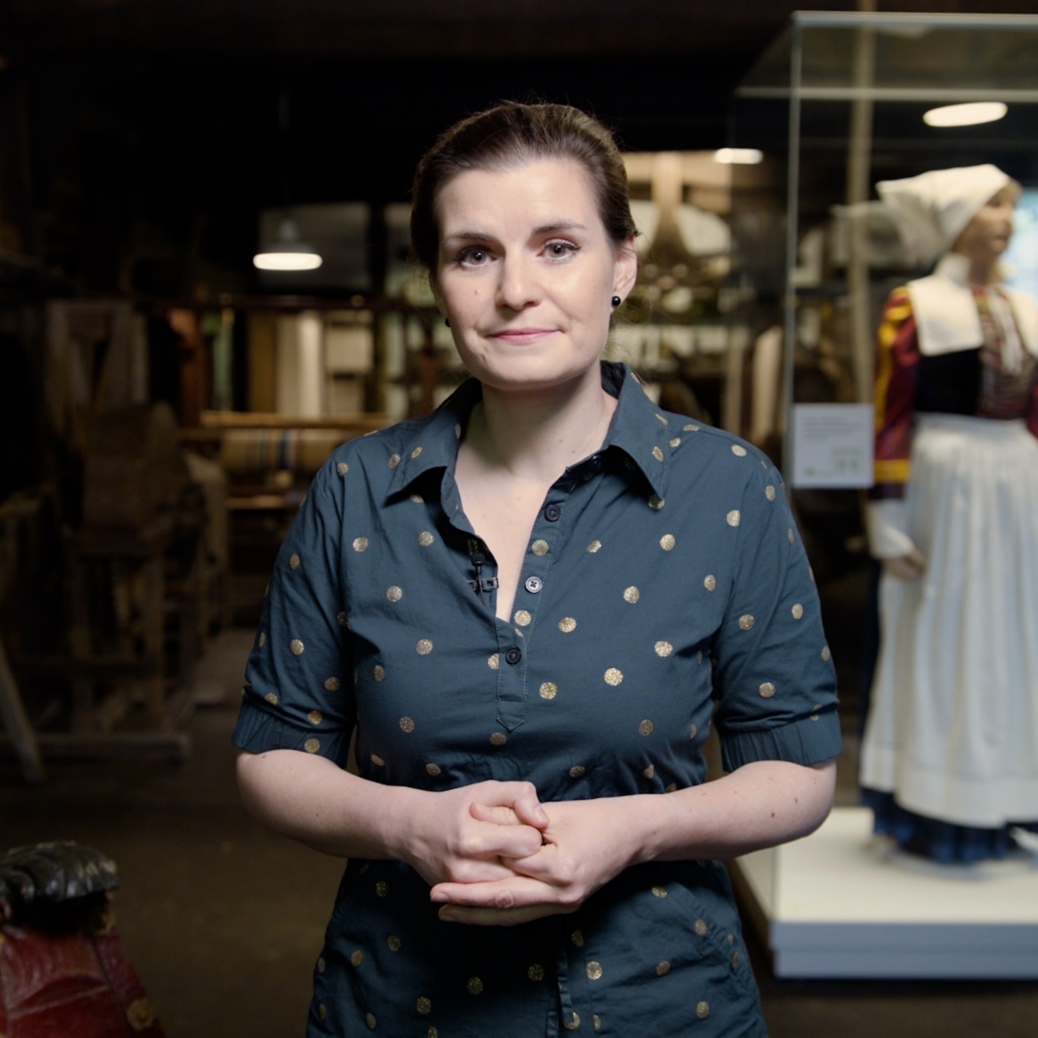 hochzwei_knsmhusum_teaser06.jpg Standbild einer brünetten Frau im schwarzen Kleid