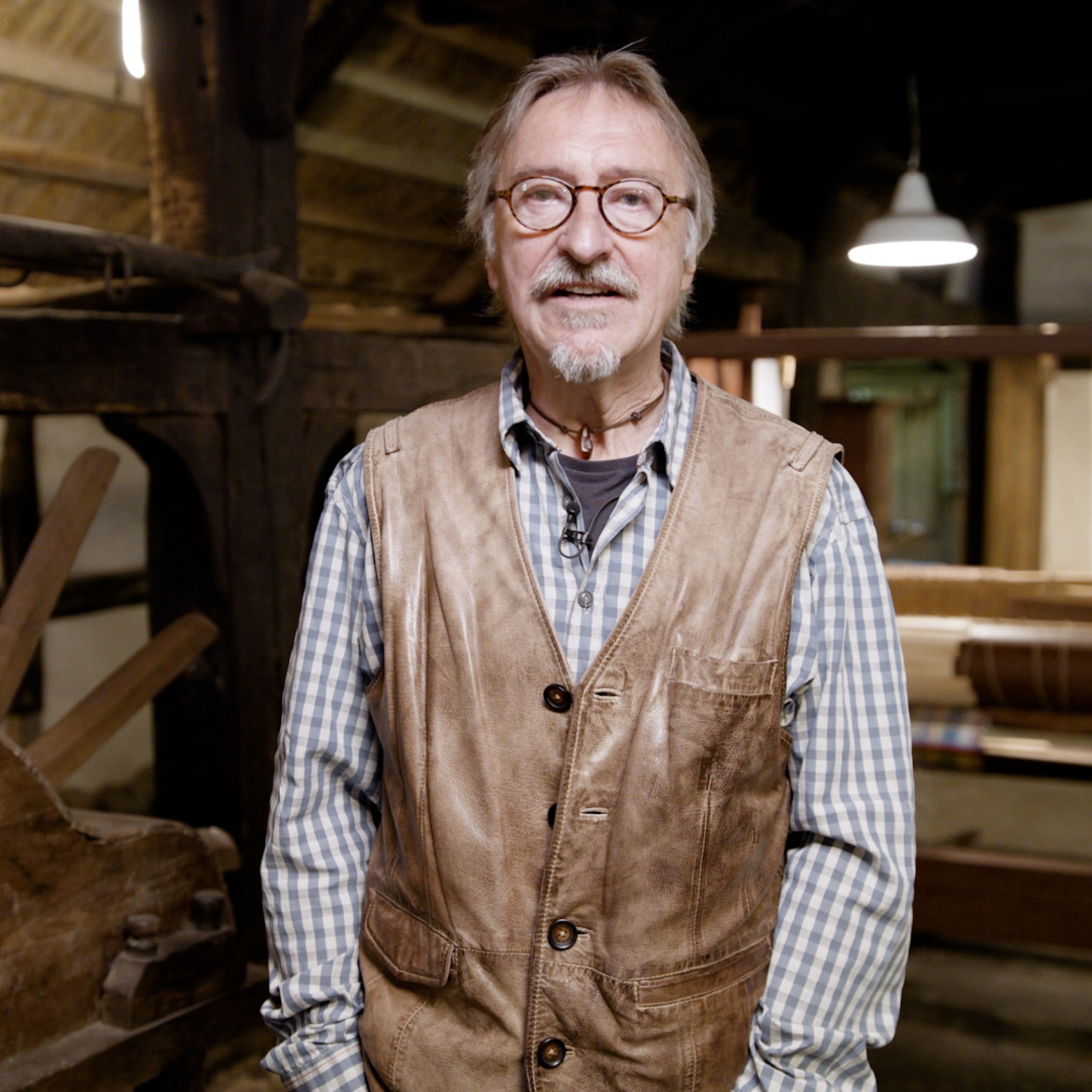 hochzwei_knsmhusum_teaser07.jpg Interview mit einem Mann in einem karierten hemd