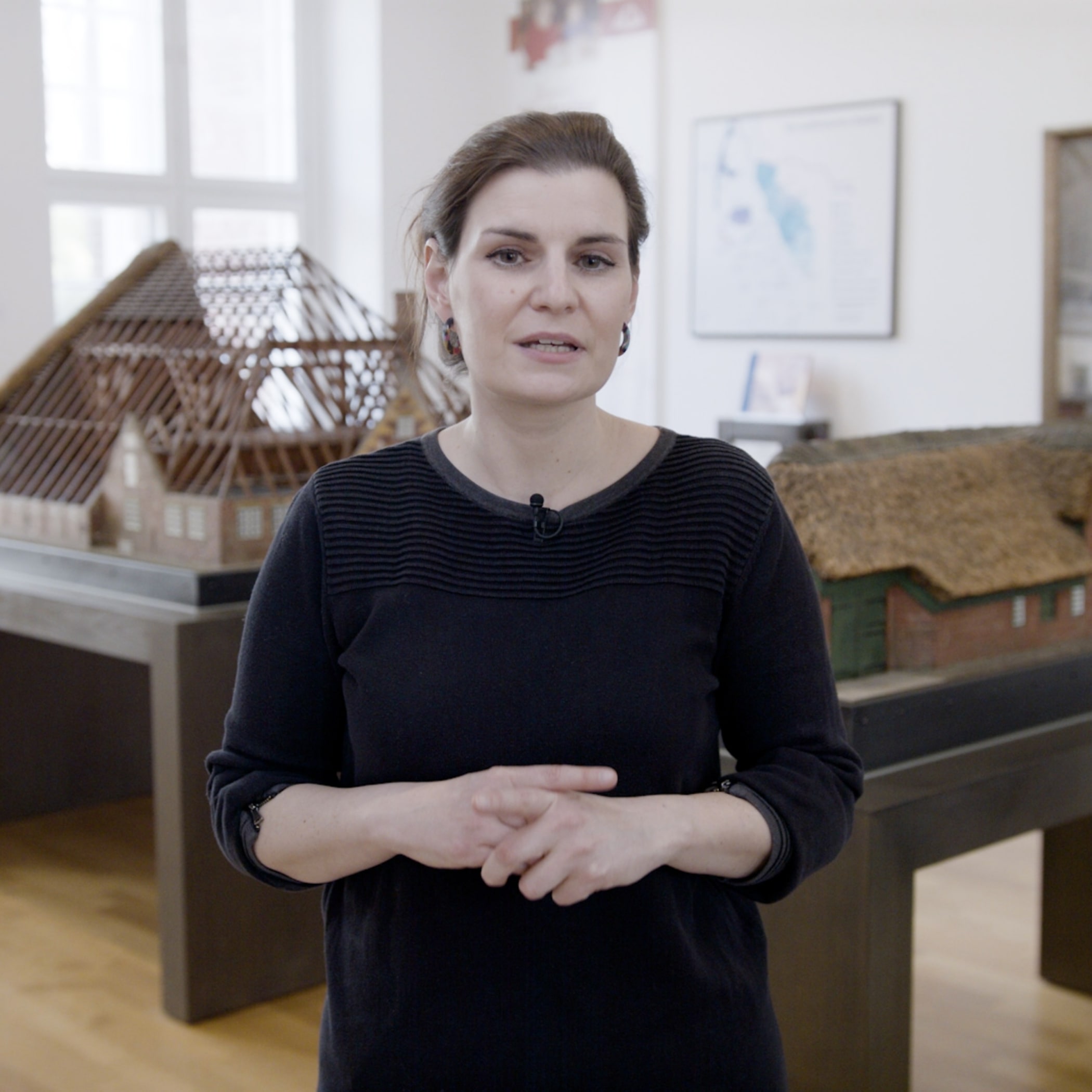 hochzwei_knsmhusum_teaser10.jpg Frau steht im Museum und gibt ein Interview