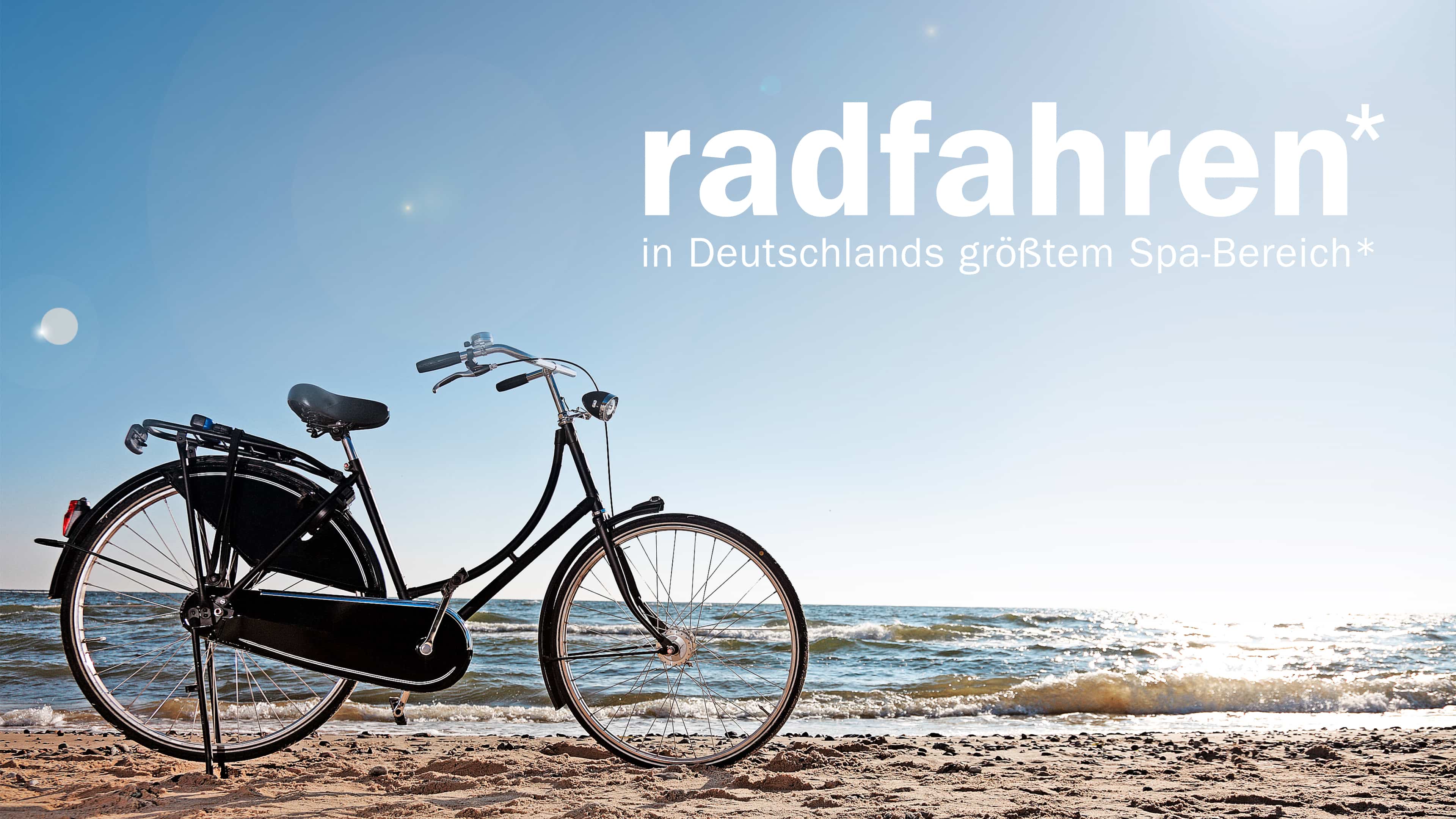 Ein schwarzes Fahrrad steht am Strand