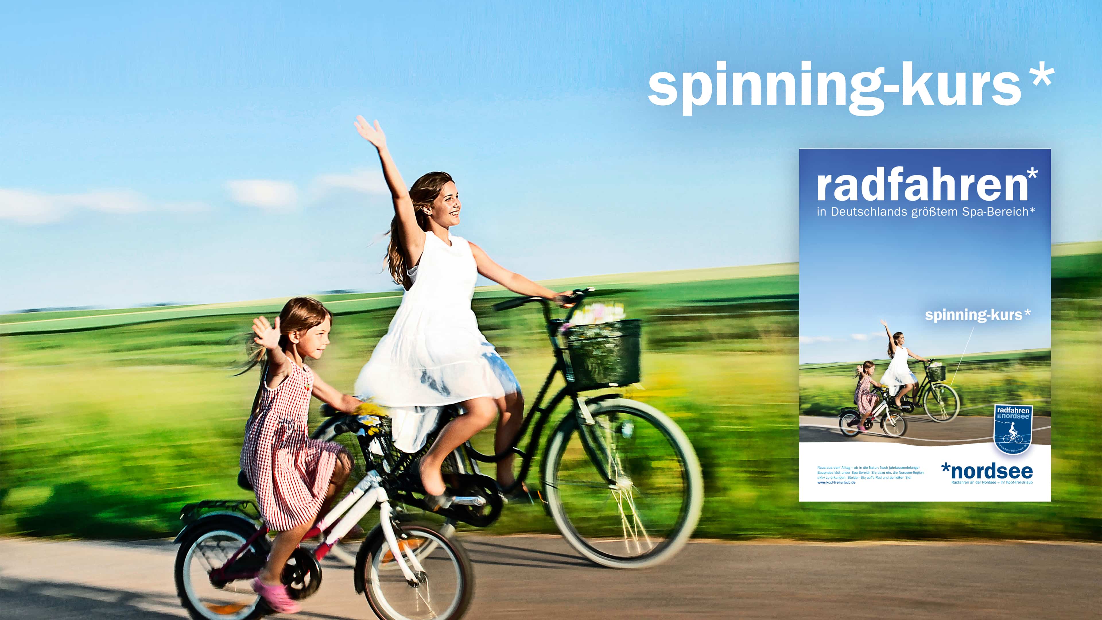 hochzwei_nordsee_slider_03.jpg Frau und Kind strecken beim Fahrrad fahren die Arme aus