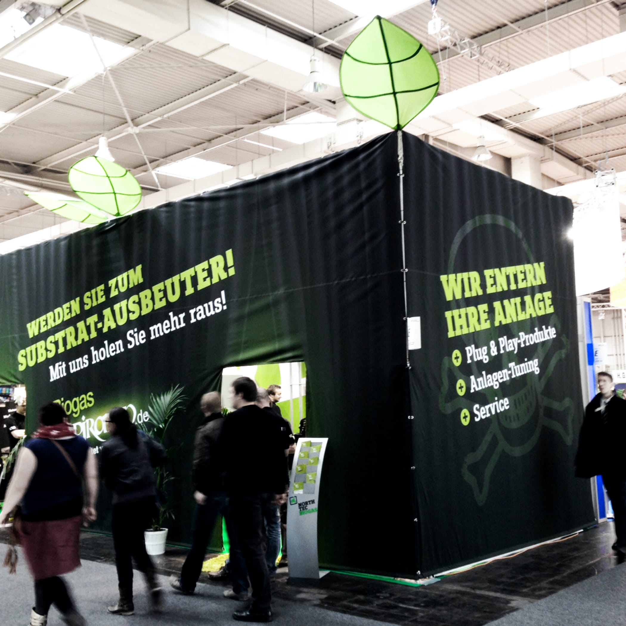 hochzwei_ntec_teaser_02.jpg Schwarzer Messestand zu erneuerbaren Energien