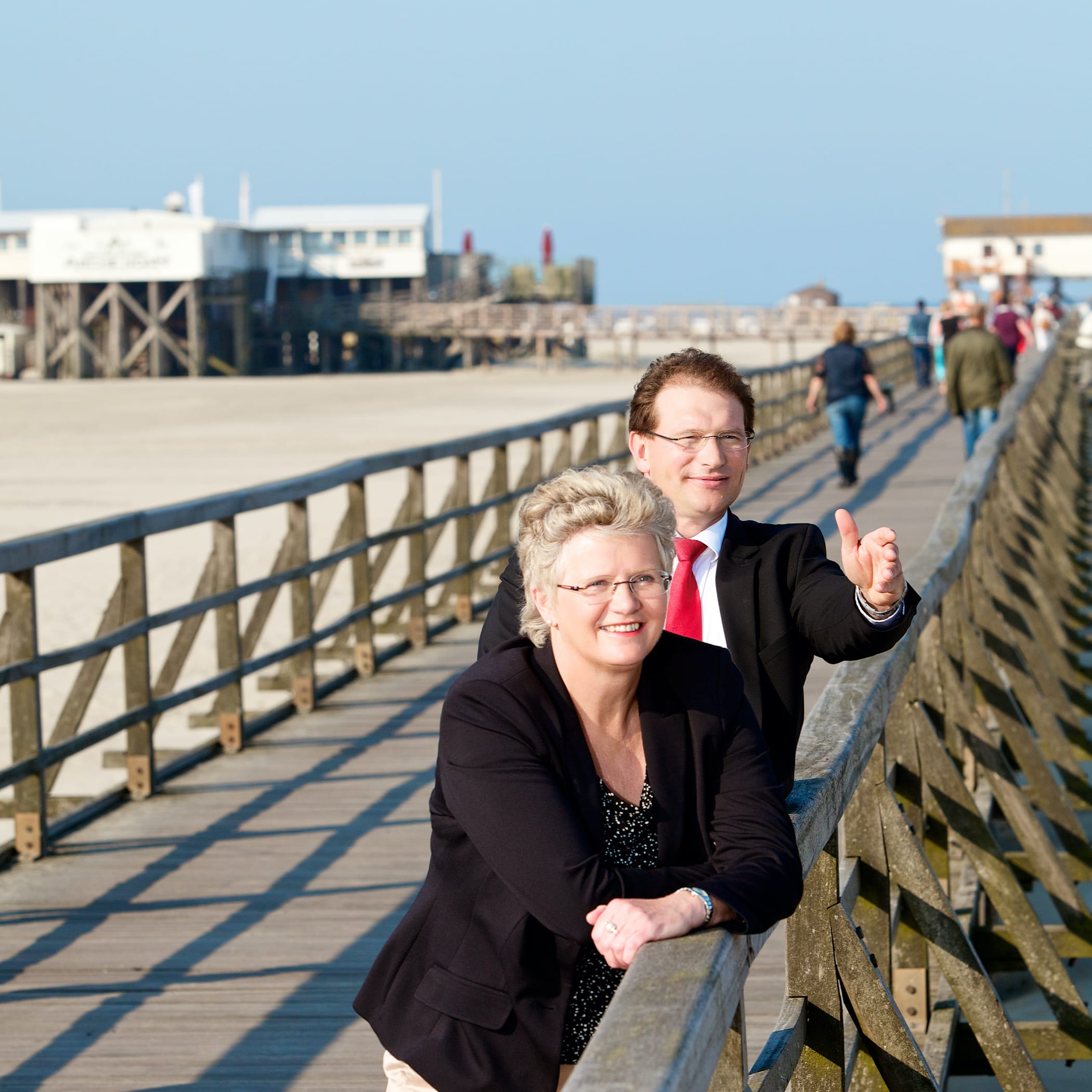 hochzwei_nosp_teaser_07.jpg Frau und Mann stehen in der Sonne auf dem Steg